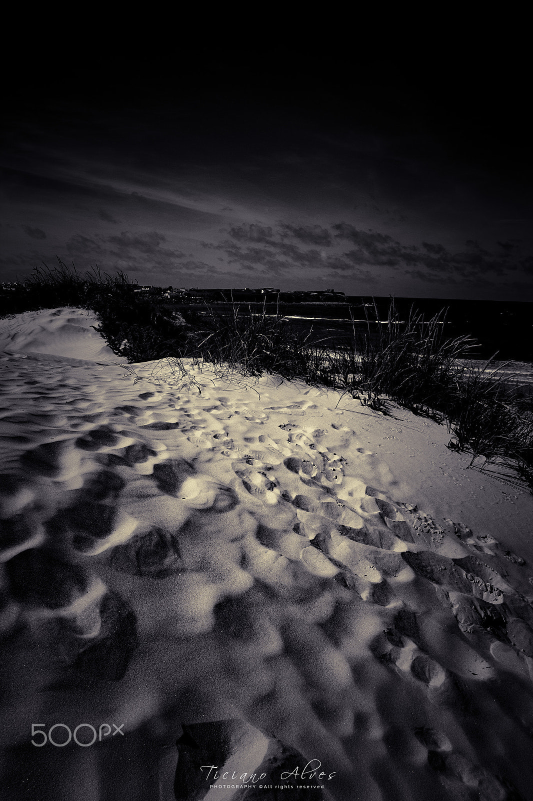 Canon EF-S 18-55mm F3.5-5.6 III sample photo. Footprints in the sand photography