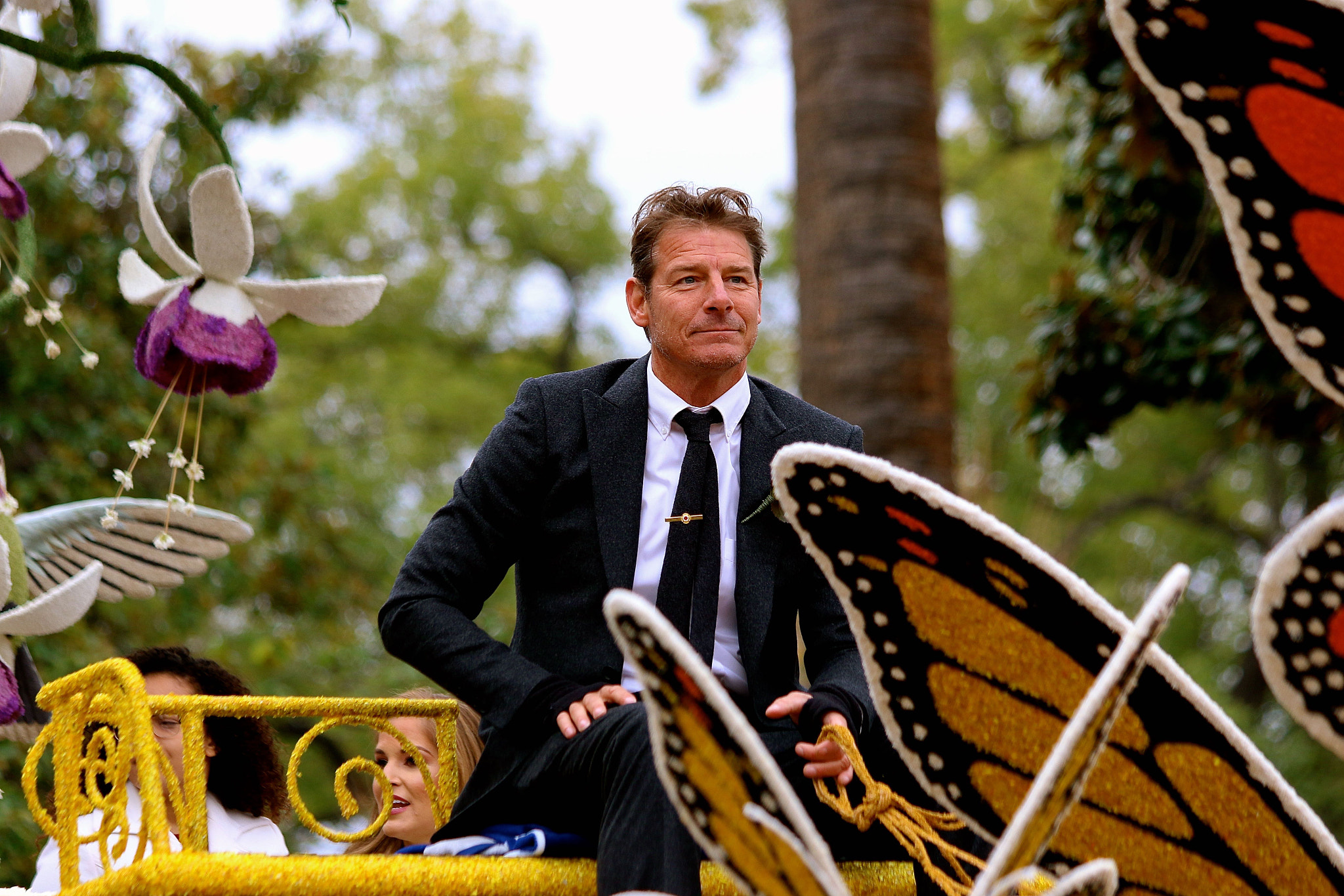 Canon EF 70-300mm F4-5.6 IS USM sample photo. Faces of the rose parade photography