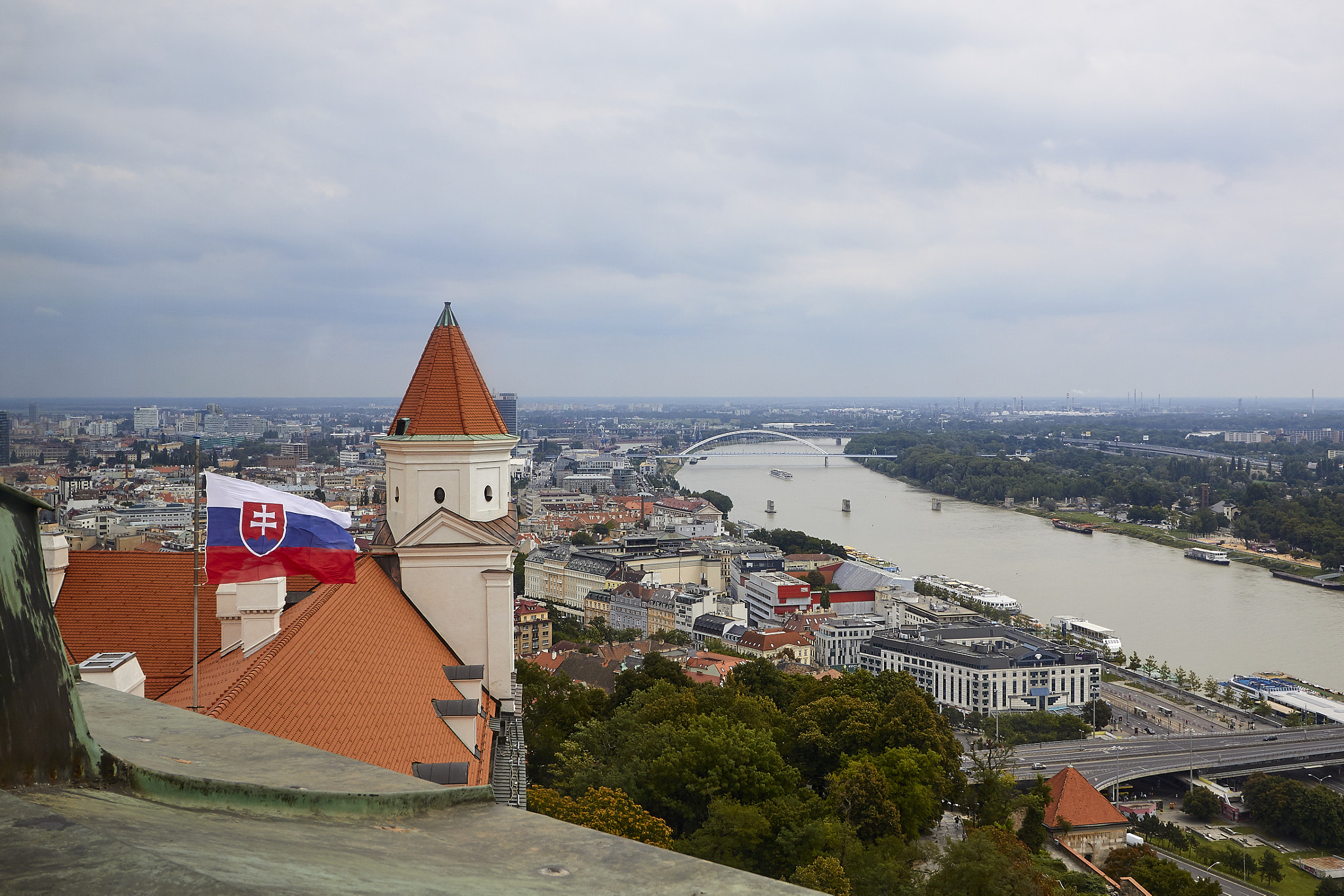 Canon EF-S 10-22mm F3.5-4.5 USM sample photo. Bratislavský hrad a dunaja photography
