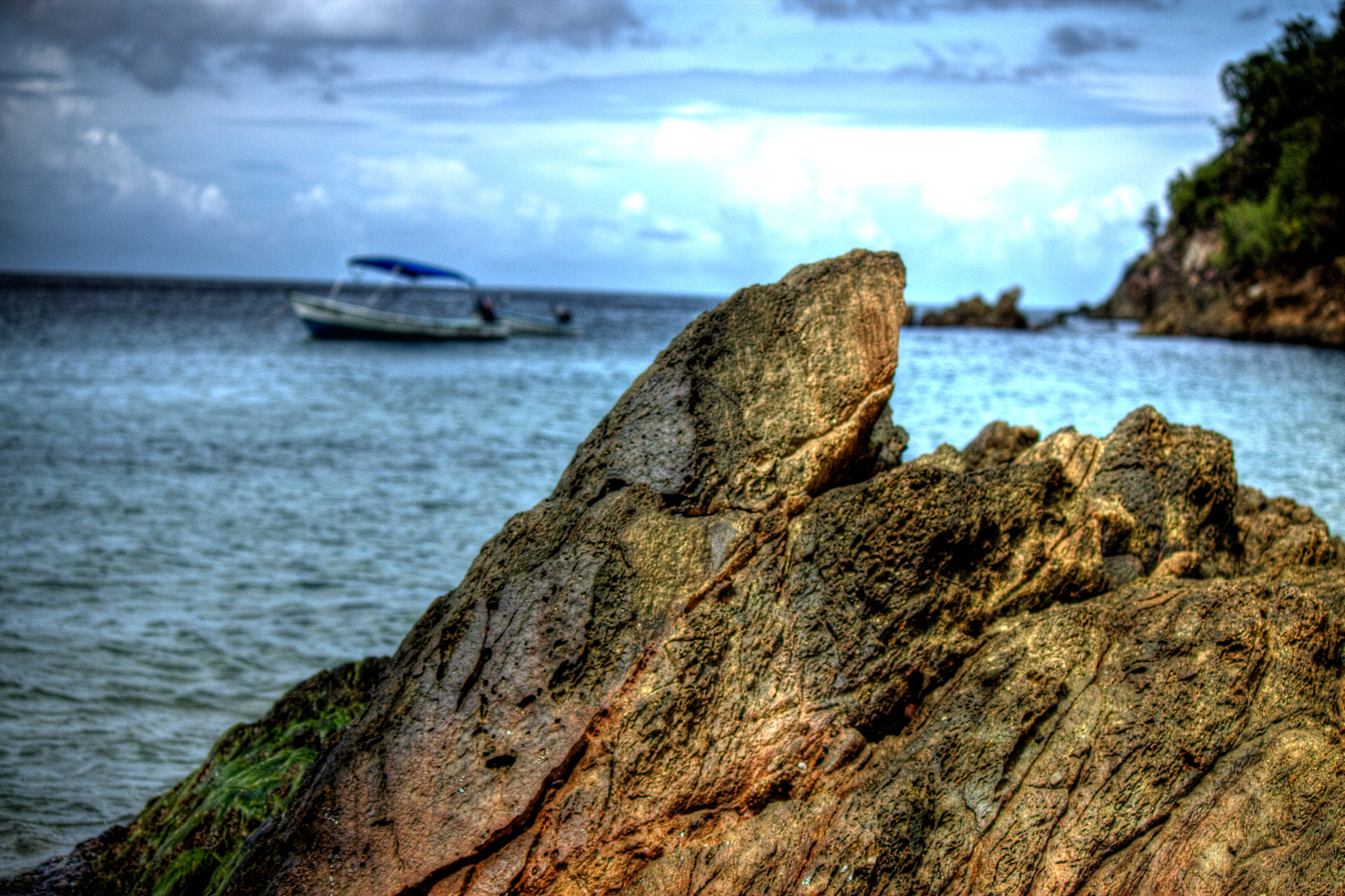 Canon EF-S 55-250mm F4-5.6 IS sample photo. Just beyond the rock photography
