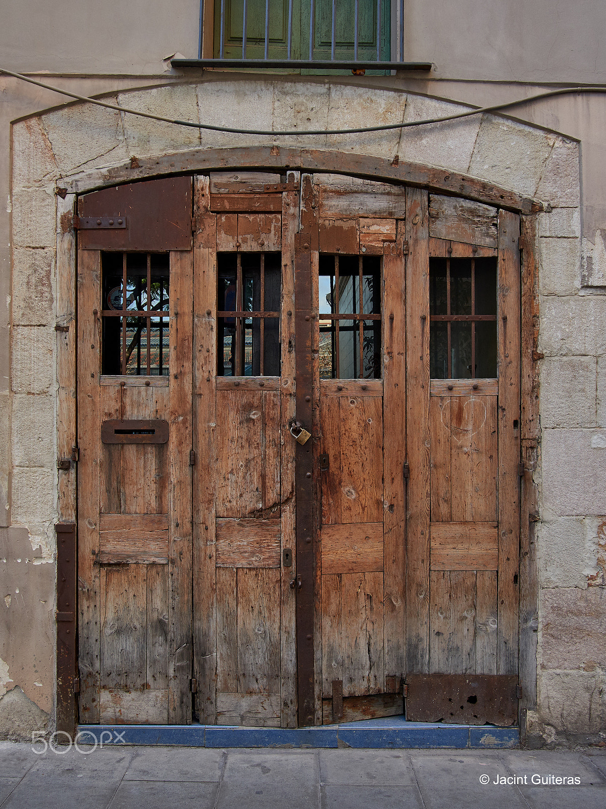 Olympus OM-D E-M5 II + Olympus M.Zuiko Digital ED 12-100mm F4.0 IS Pro sample photo. Old door photography