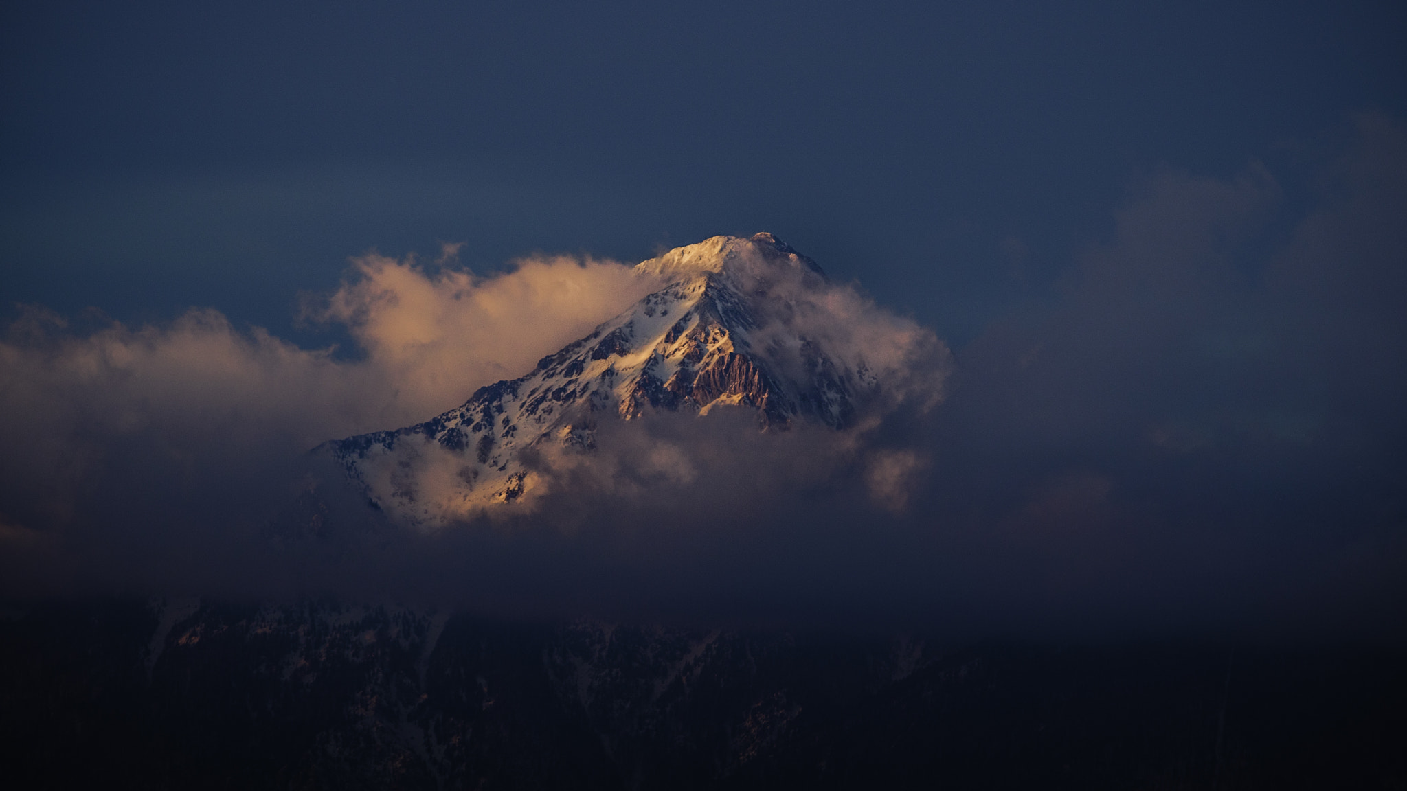 Canon EOS 750D (EOS Rebel T6i / EOS Kiss X8i) + Canon EF 70-200mm F4L USM sample photo. Misty peak at sunset photography