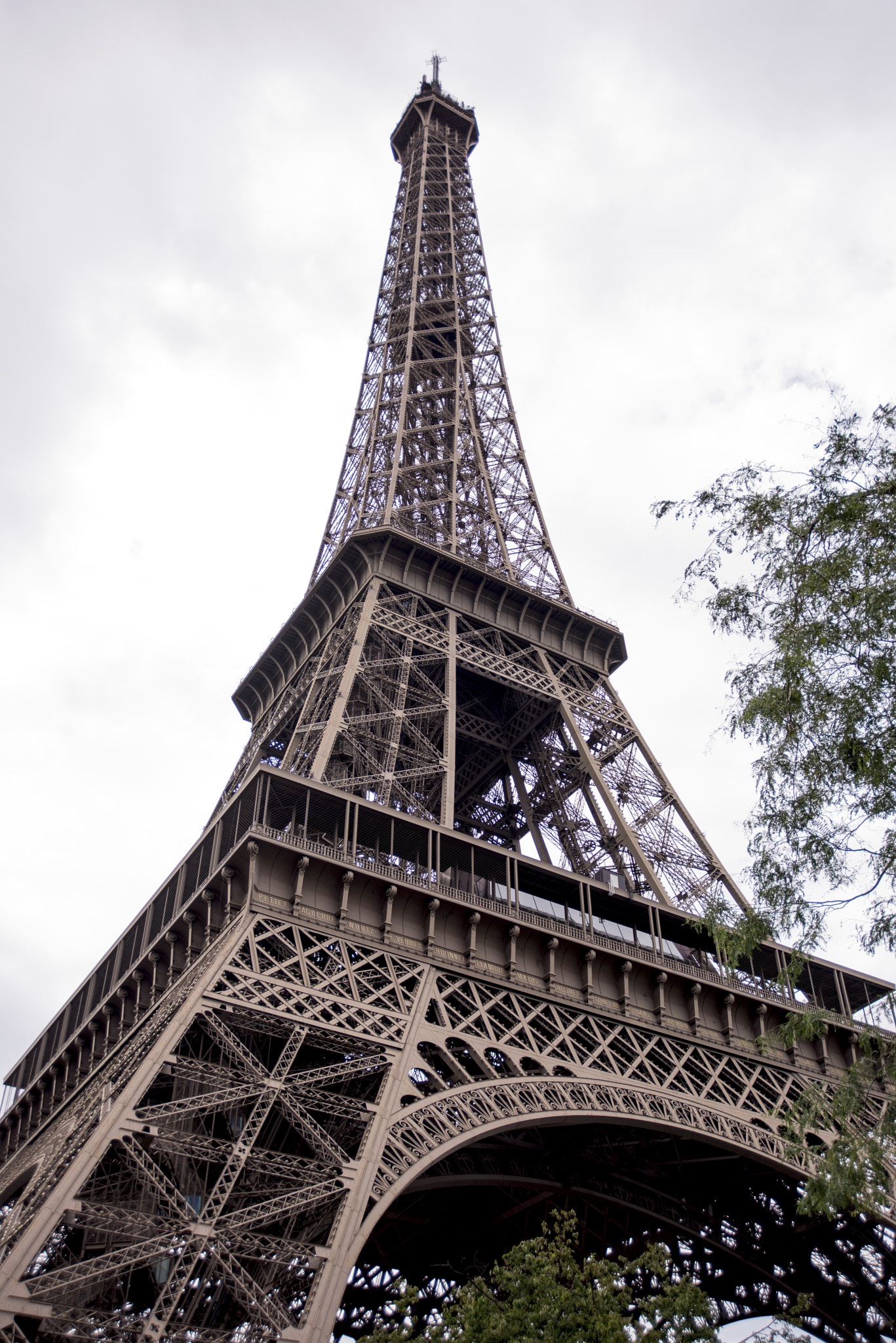 Nikon D810 + Nikon AF Nikkor 18-35mm F3.5-4.5D IF ED sample photo. Eiffel tower on a cloudy day photography