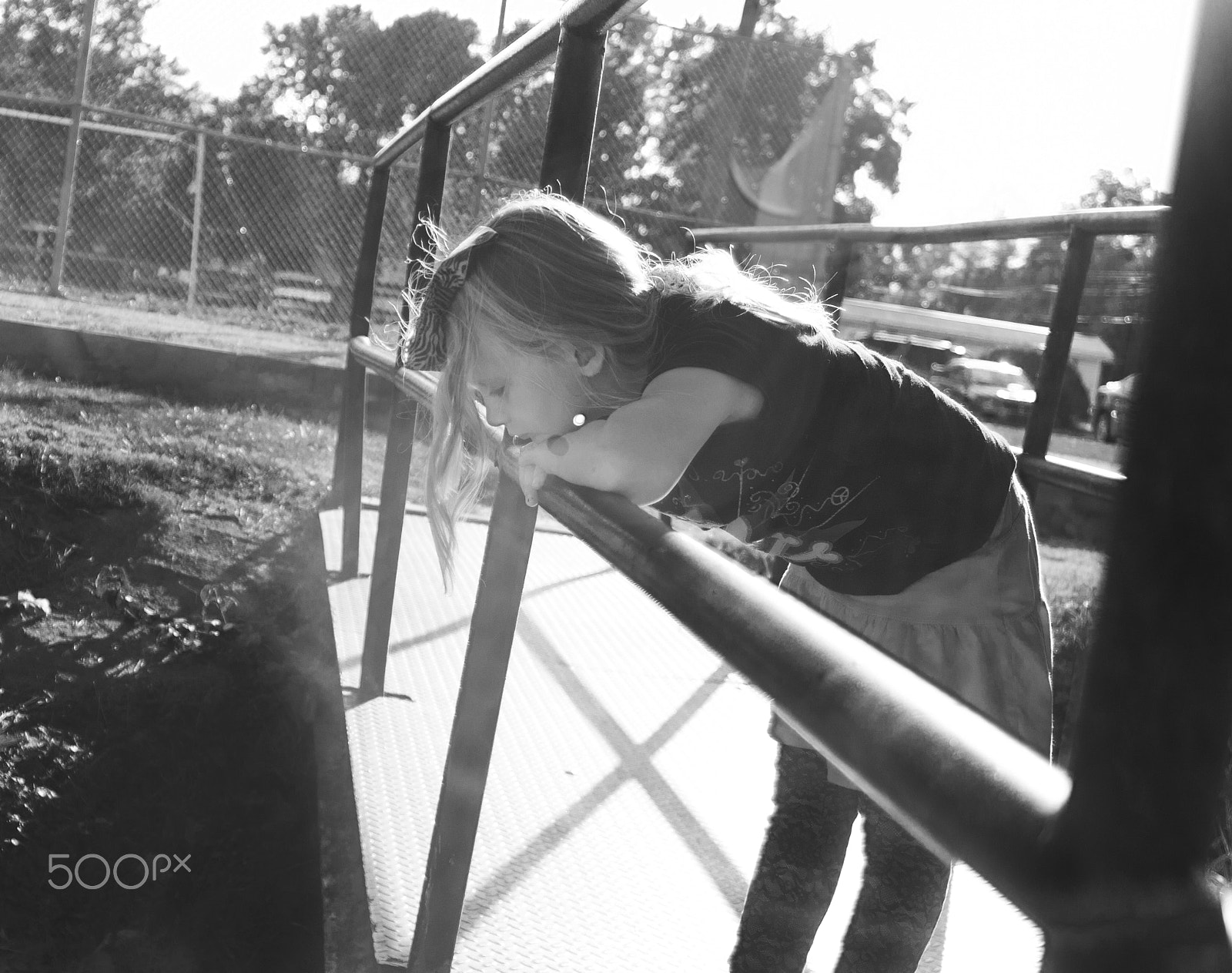 Canon EOS 450D (EOS Rebel XSi / EOS Kiss X2) sample photo. Girl on railing photography