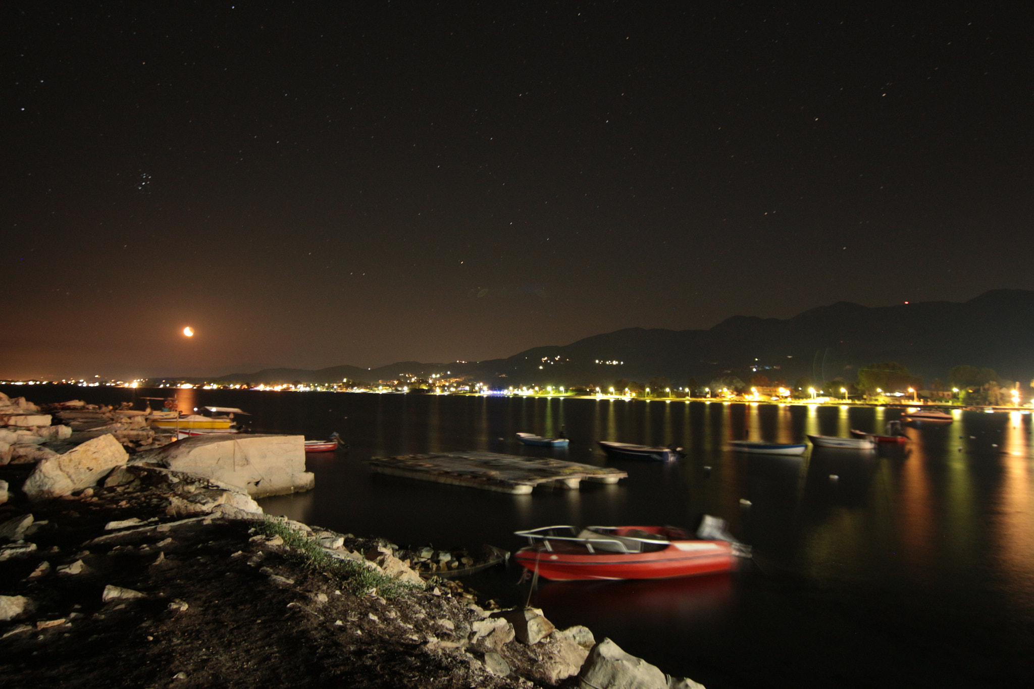 Canon EOS 700D (EOS Rebel T5i / EOS Kiss X7i) + Canon EF 22-55mm f/4-5.6 USM sample photo. Night la roda (corfu) photography