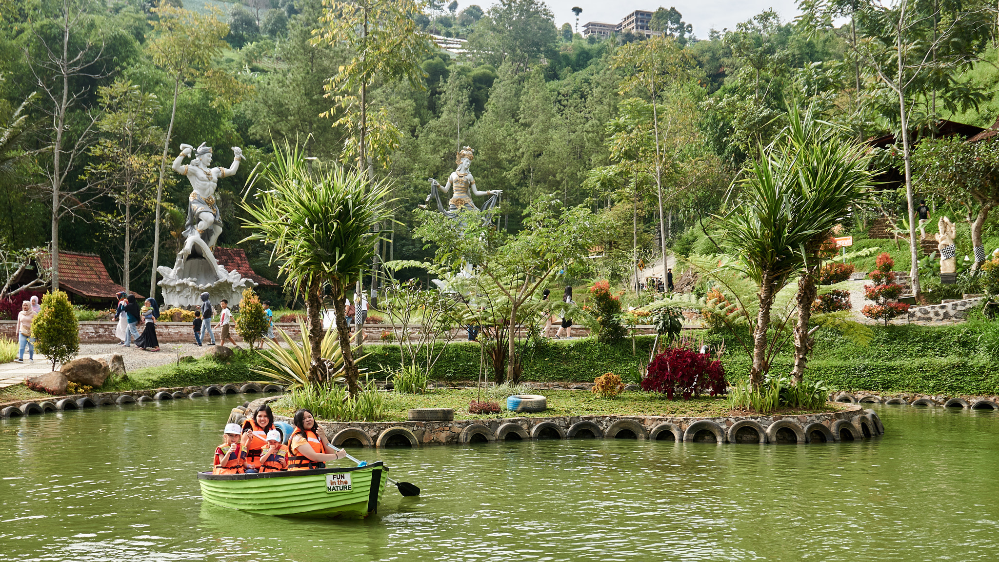 Sony Alpha a5000 (ILCE 5000) sample photo. Boat tour photography
