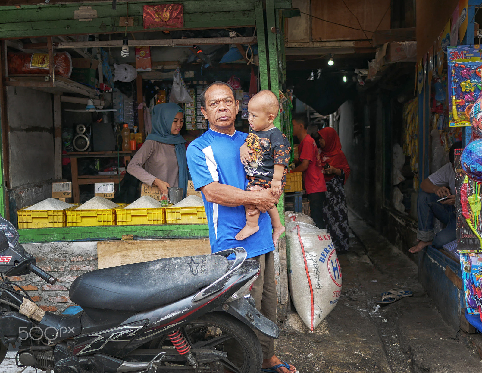 Panasonic Lumix DMC-GX85 (Lumix DMC-GX80 / Lumix DMC-GX7 Mark II) sample photo. Holding his grandson photography