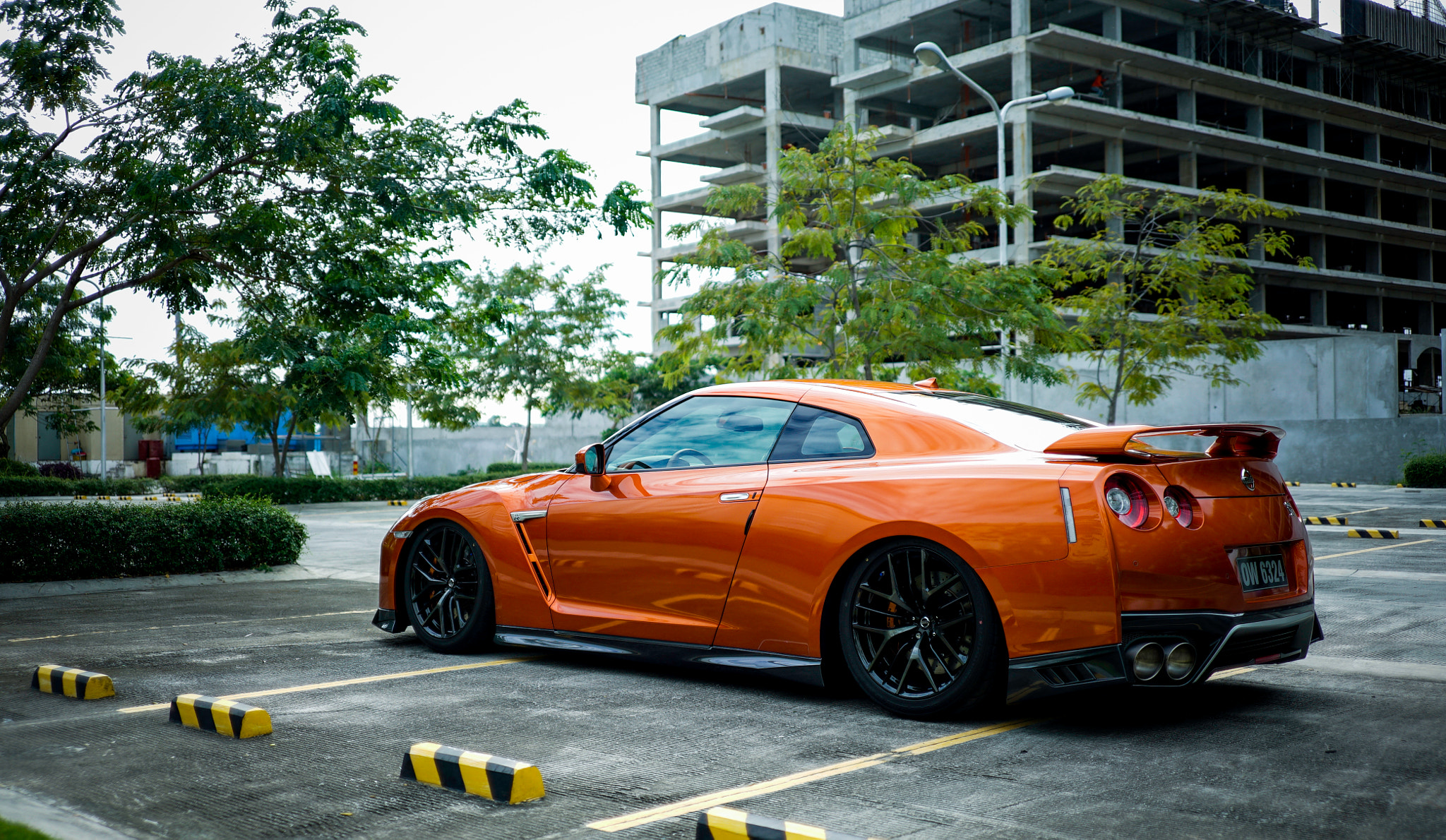 E 35mm F2 sample photo. 2017 nissan gtr photography