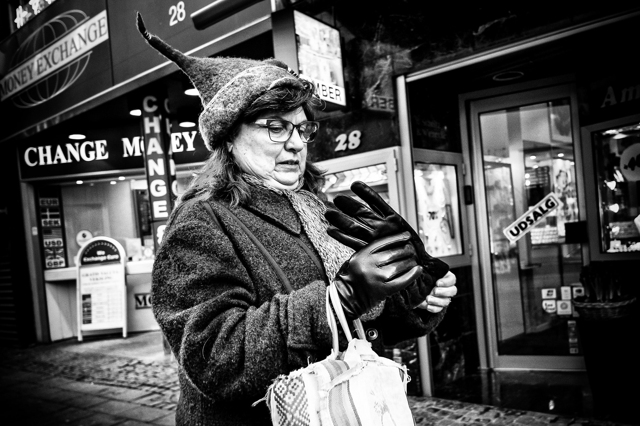 Fujifilm X-Pro2 + Fujifilm XF 18mm F2 R sample photo. Images on the run... photography
