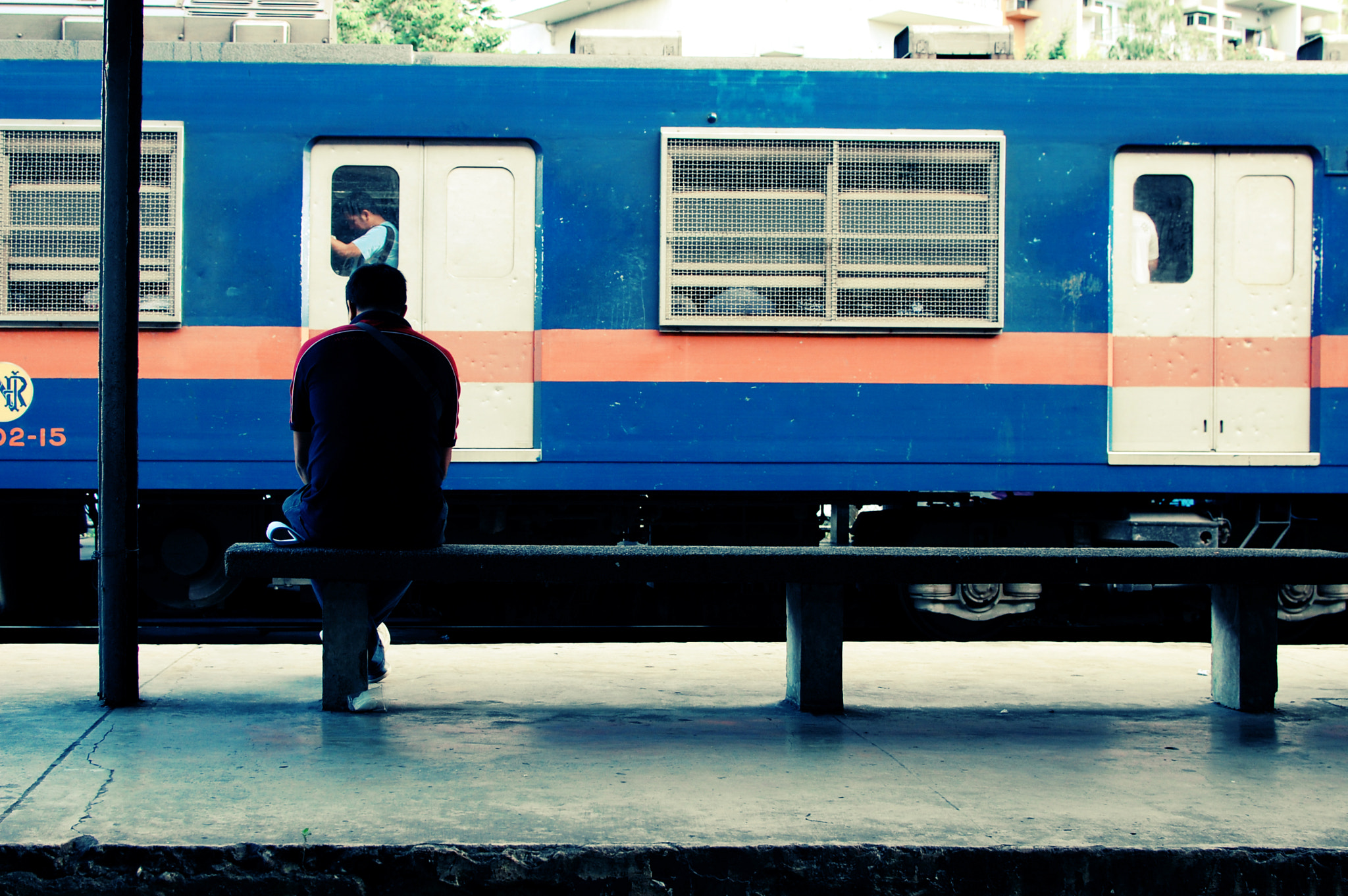 Nikon D40 + Nikon AF-S DX Nikkor 35mm F1.8G sample photo. Train station photography