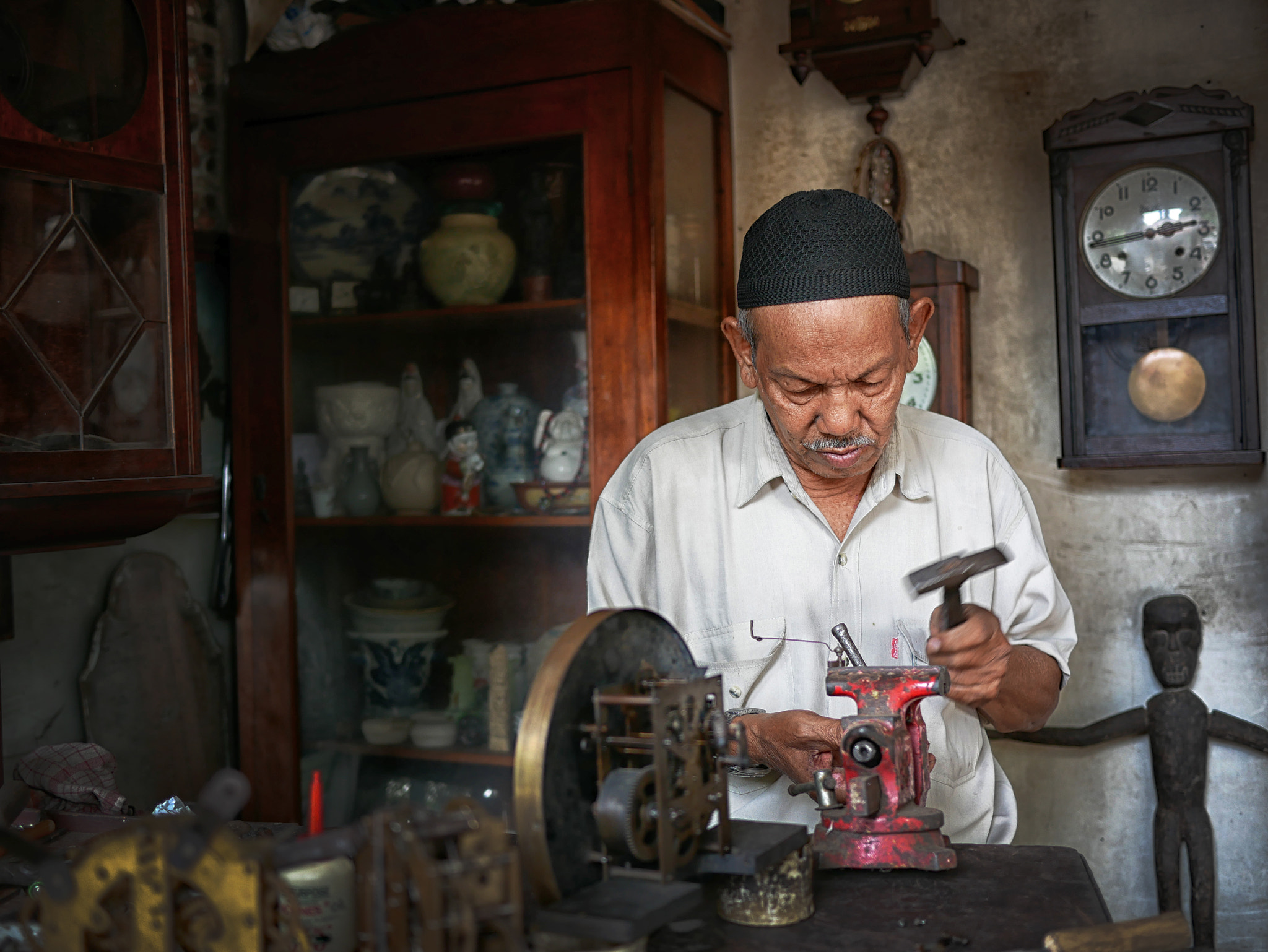 LUMIX G 20/F1.7 II sample photo. Fixing something photography