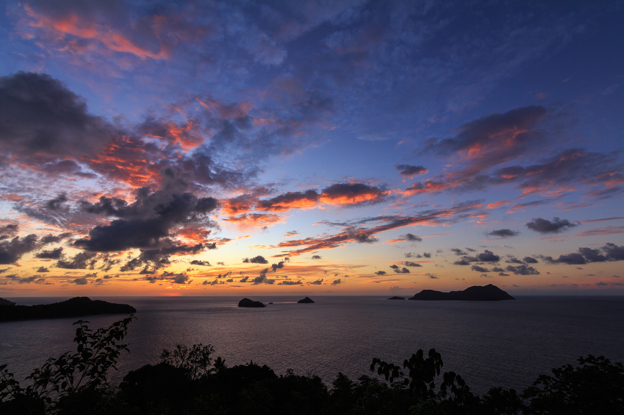 Canon EOS 700D (EOS Rebel T5i / EOS Kiss X7i) + Tokina AT-X Pro 11-16mm F2.8 DX sample photo. Sunset on choizil islands photography
