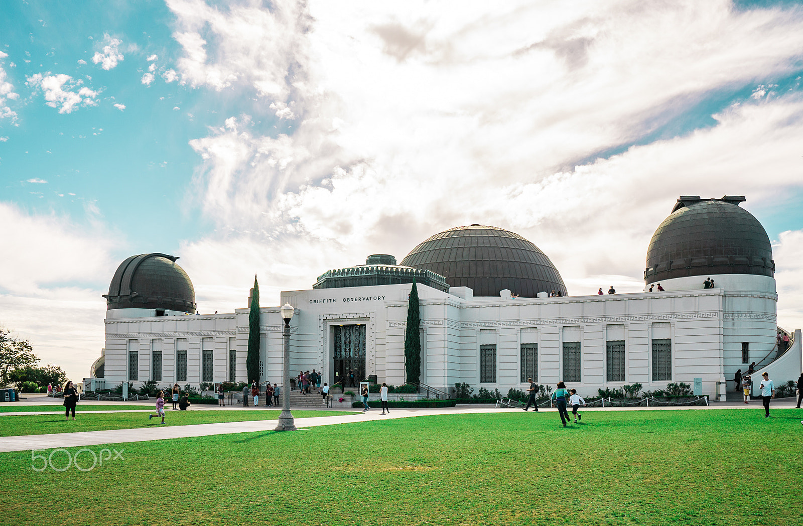 Sony a7S + Sony Vario-Tessar T* FE 16-35mm F4 ZA OSS sample photo. Griffith observatory exterior photography