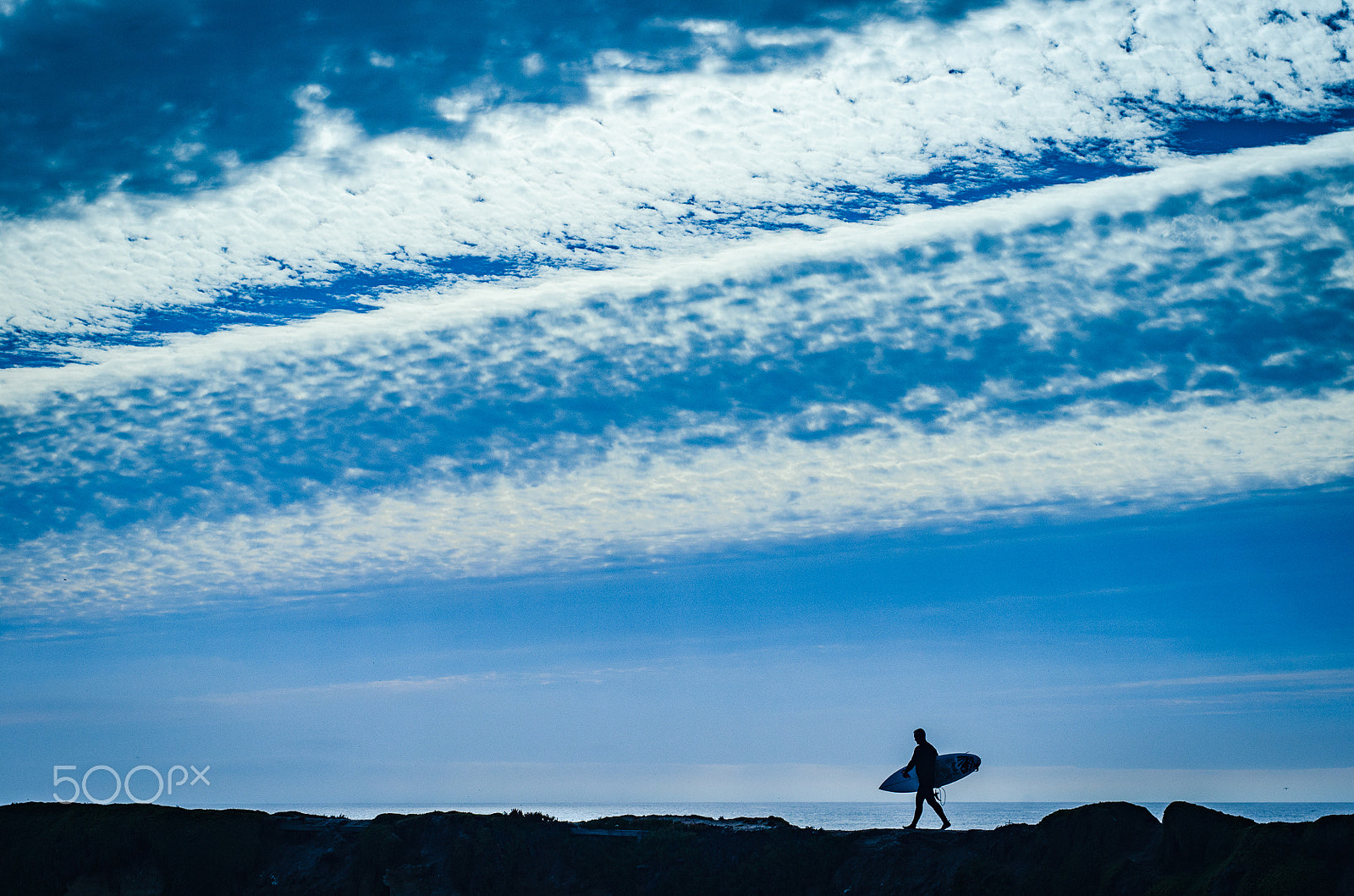 Nikon D7000 + Nikon AF Nikkor 50mm F1.4D sample photo. Surfer by the sea photography