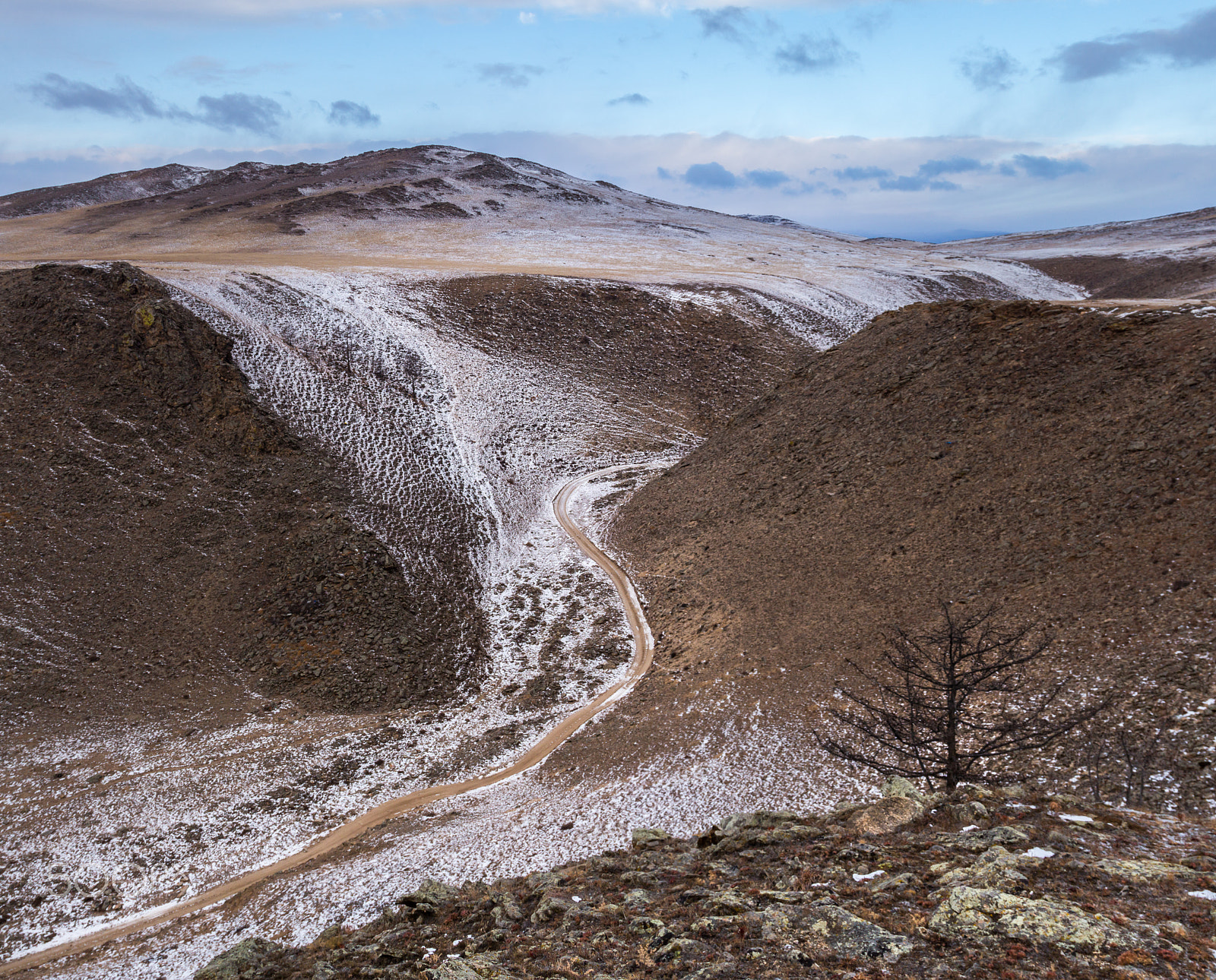 Canon EOS 100D (EOS Rebel SL1 / EOS Kiss X7) + Canon EF 24-105mm F4L IS USM sample photo. Winding road to lake baikal photography