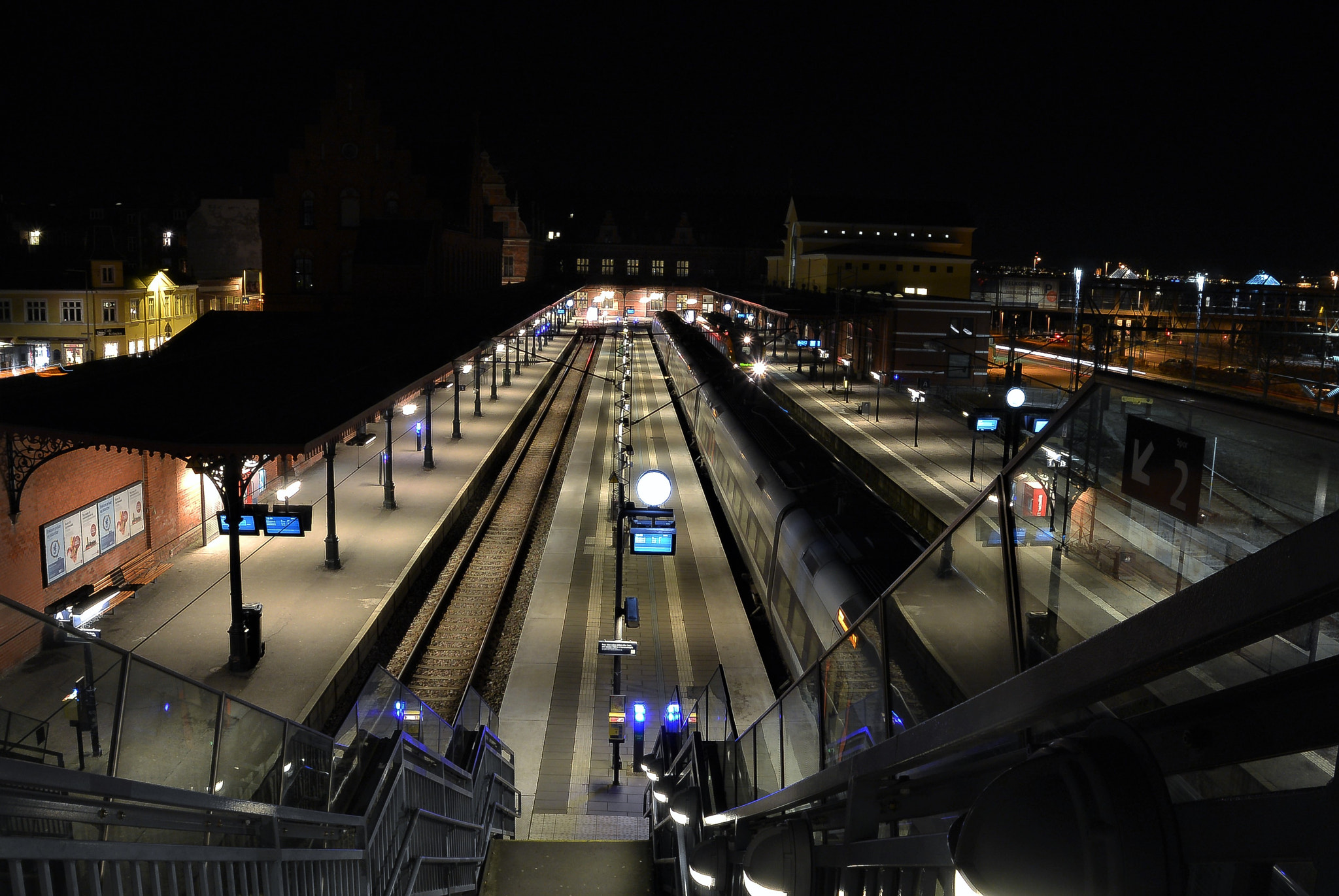 Nikon 1 Nikkor 11-27.5mm F3.5-5.6 sample photo. The central station photography