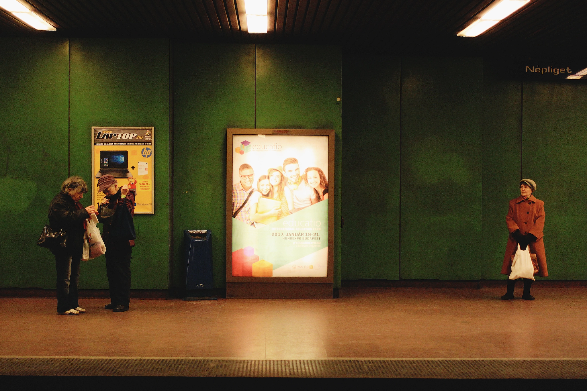 Canon EOS 50D + Canon EF 40mm F2.8 STM sample photo. Waiting for the metro in budapest photography