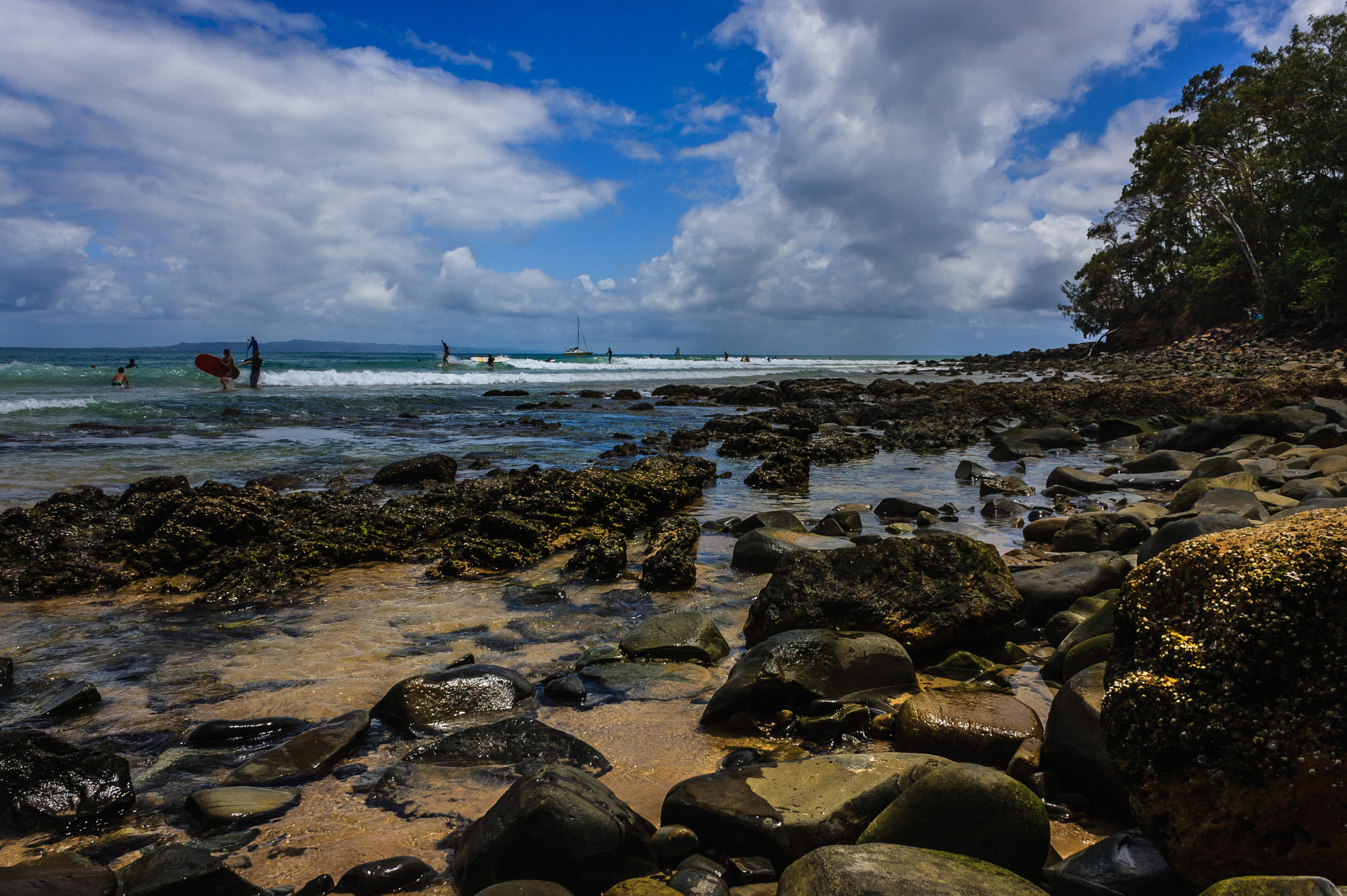 Canon EOS 40D + Canon EF-S 18-55mm F3.5-5.6 IS sample photo. Noosa heads rocky foreshore photography