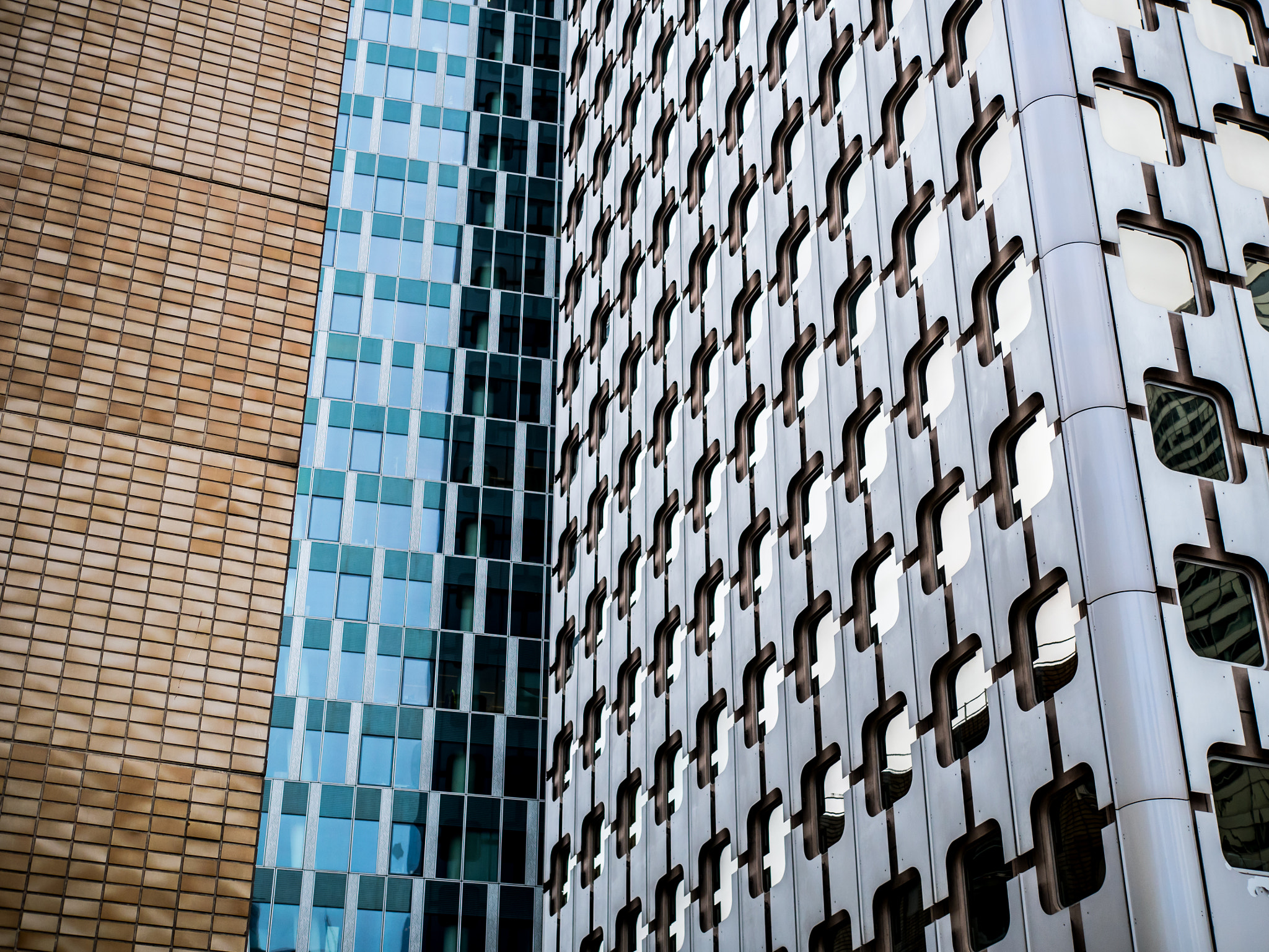 Panasonic Lumix DMC-GX85 (Lumix DMC-GX80 / Lumix DMC-GX7 Mark II) + Panasonic Leica DG Summilux 25mm F1.4 II ASPH sample photo. Building's windows photography
