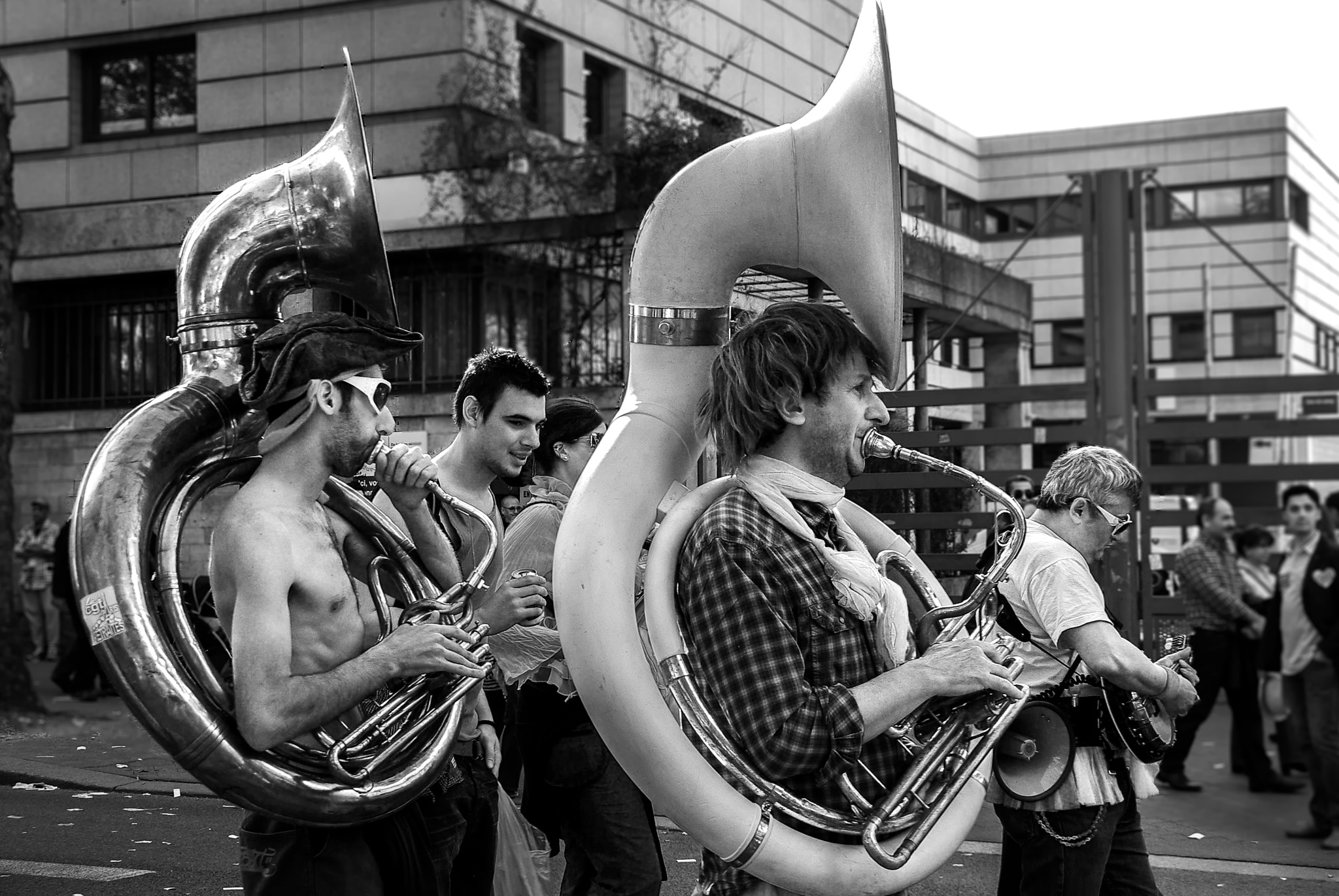 Pentax K10D + Tamron AF 18-200mm F3.5-6.3 XR Di II LD Aspherical (IF) Macro sample photo. Joueurs de tuba (paris) photography