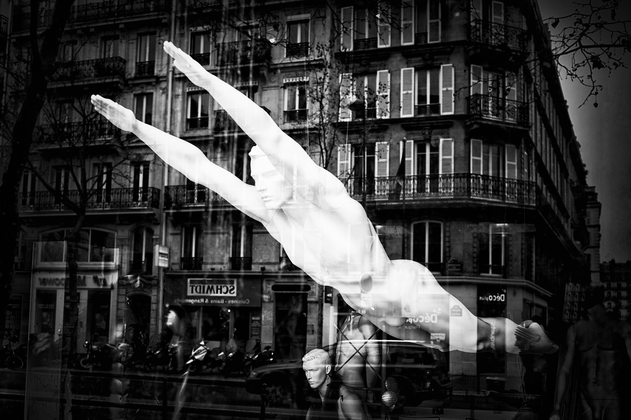 Canon EF 35mm F2 IS USM sample photo. Superman in paris photography