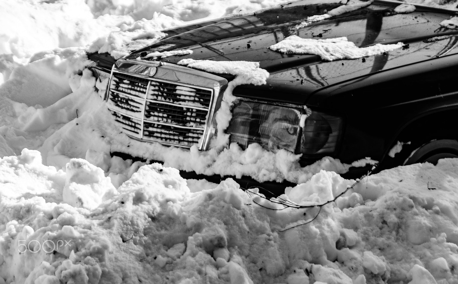 Nikon D7200 sample photo. Old mercedes in snowbank photography