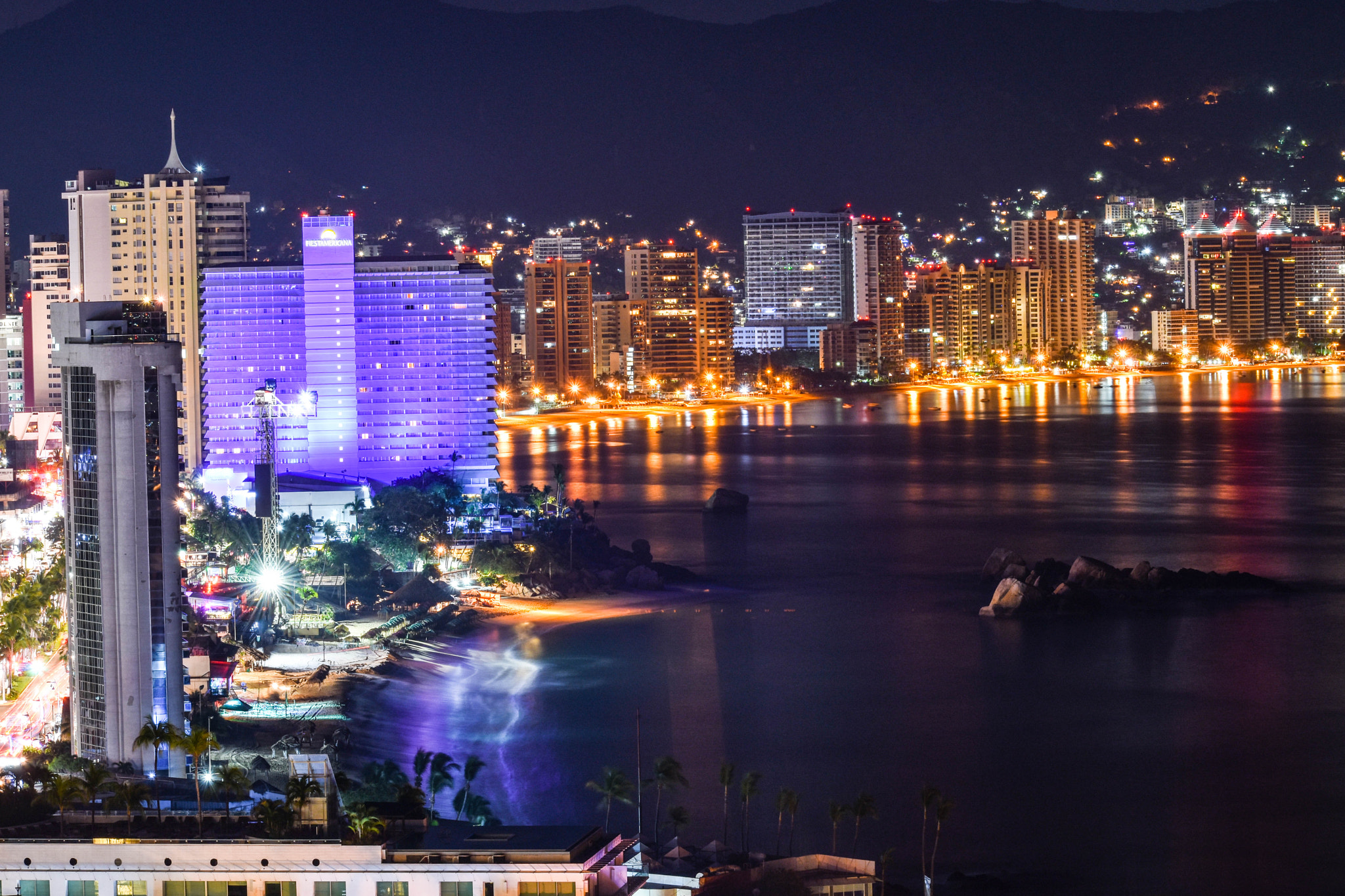 Nikon AF-S Nikkor 70-200mm F2.8G ED VR II sample photo. Acapulco night photography