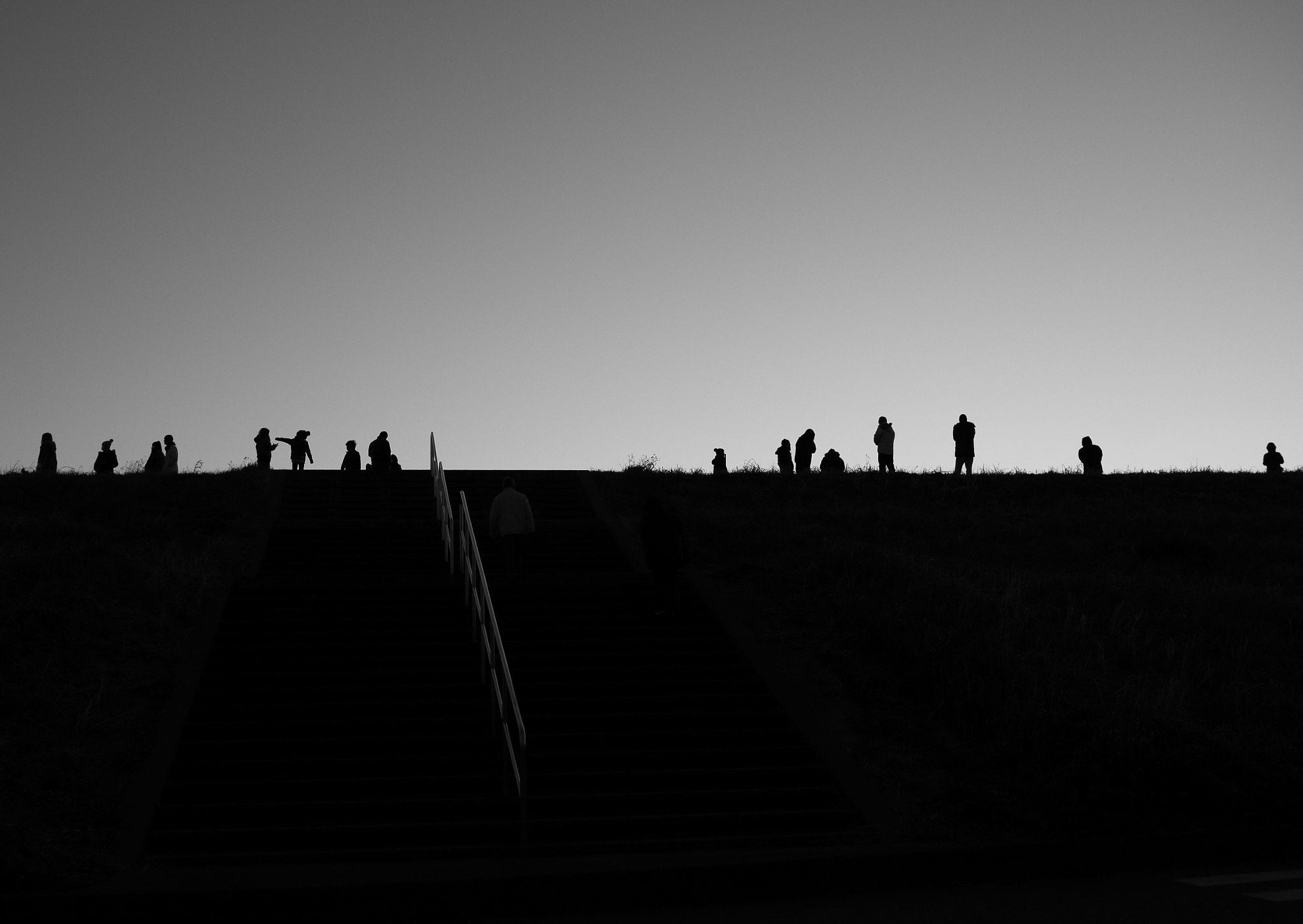 Canon EOS 100D (EOS Rebel SL1 / EOS Kiss X7) sample photo. People waiting for dawn photography