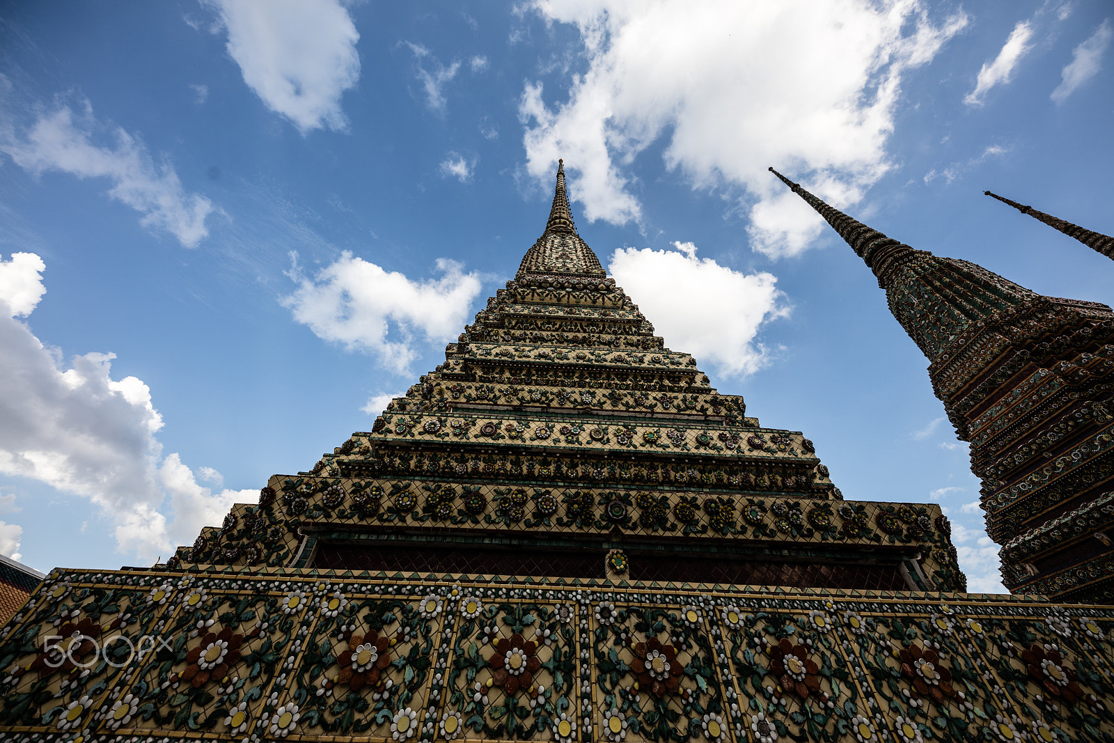 Canon EOS 5DS R + Canon EF 17-40mm F4L USM sample photo. Wat pho, bangkok photography