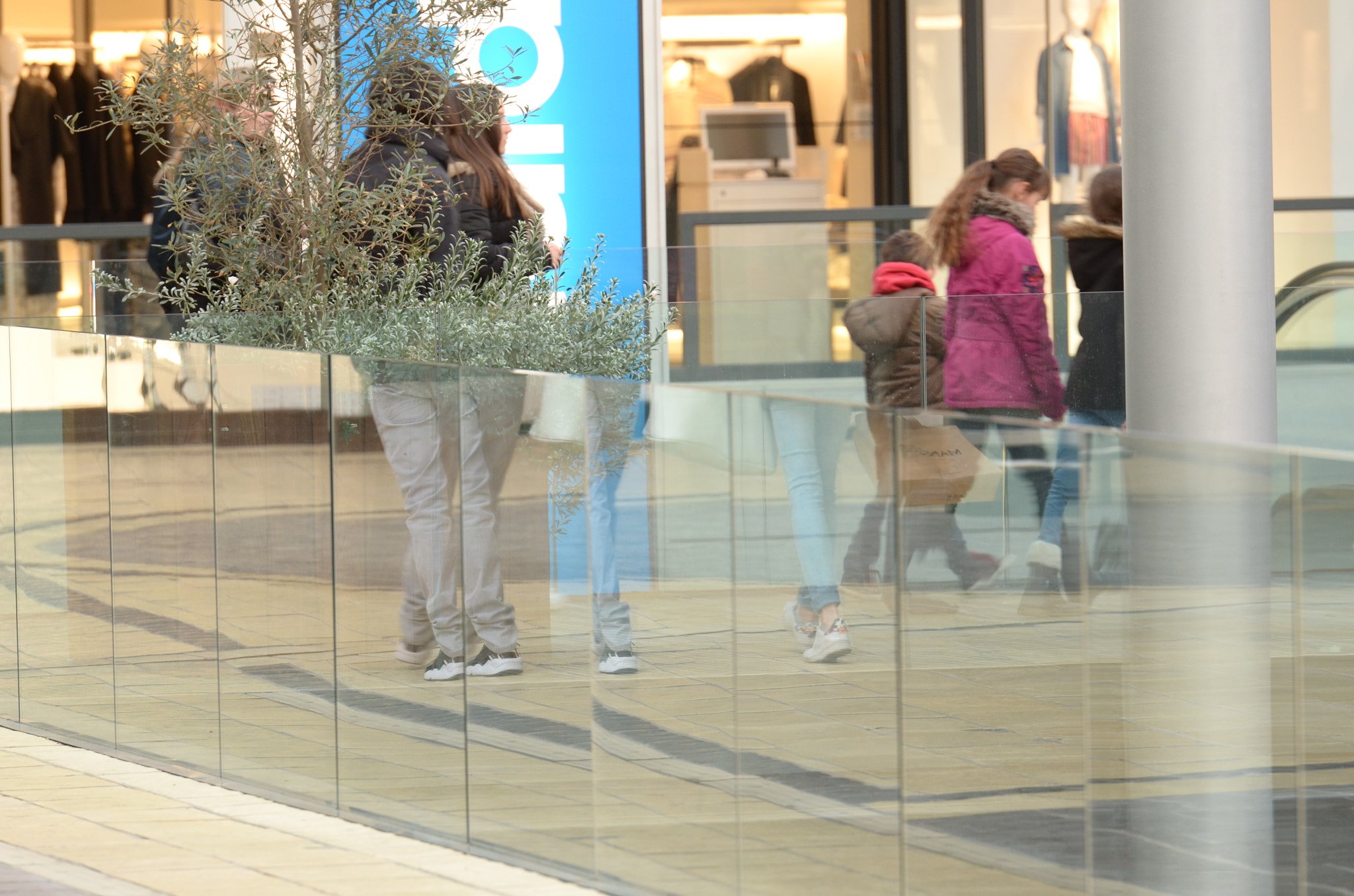 Nikon AF-S Nikkor 70-200mm F2.8G ED VR II sample photo. Centre commercial rive gauche photography