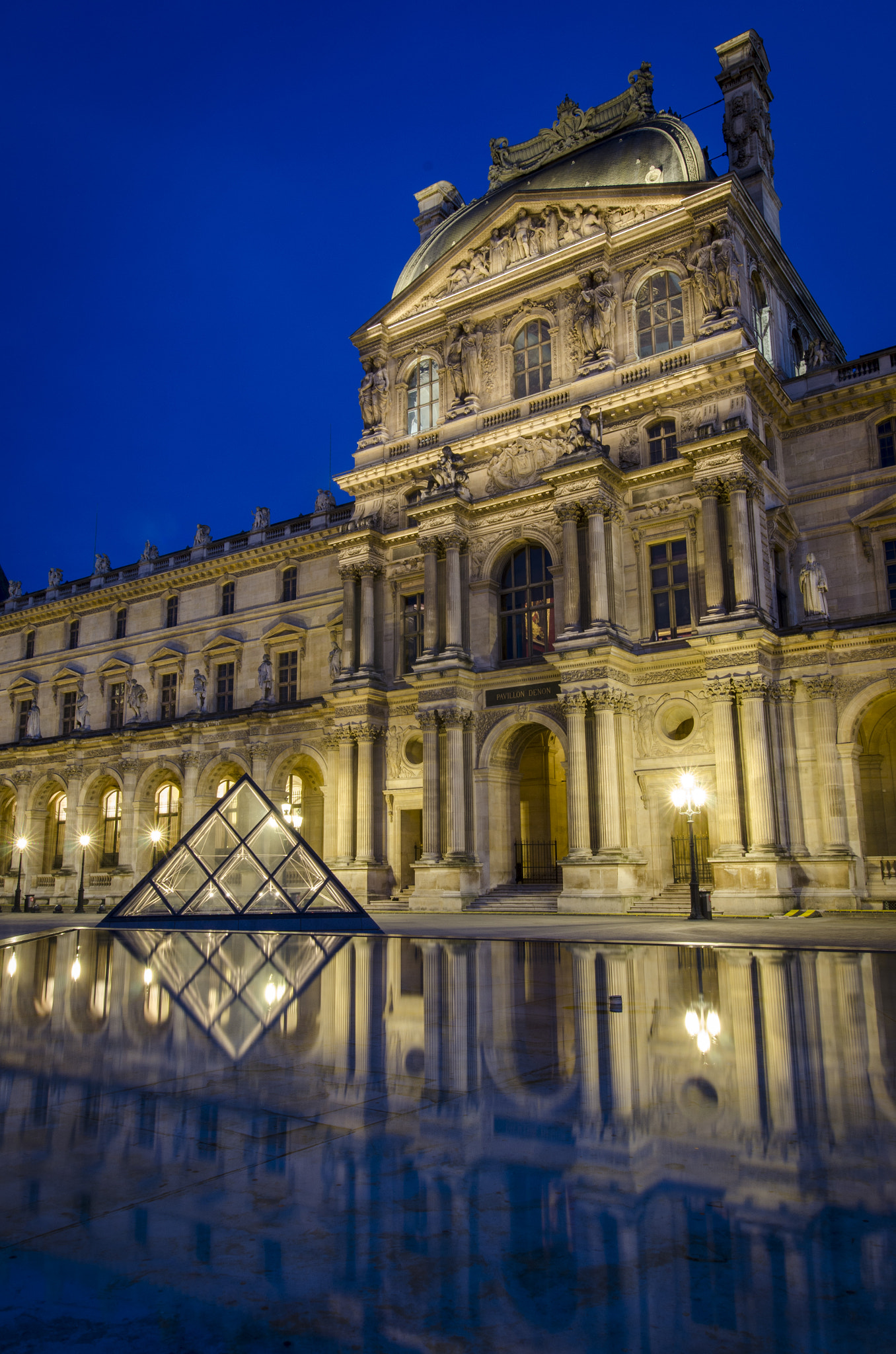 Nikon AF-S Nikkor 14-24mm F2.8G ED sample photo. Cour napoléon, le louvre photography