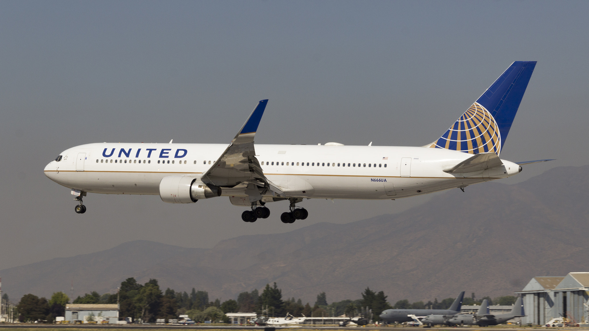 Canon EF-S 18-135mm F3.5-5.6 IS sample photo. United airlines | boeing 767 | santiago, scl photography