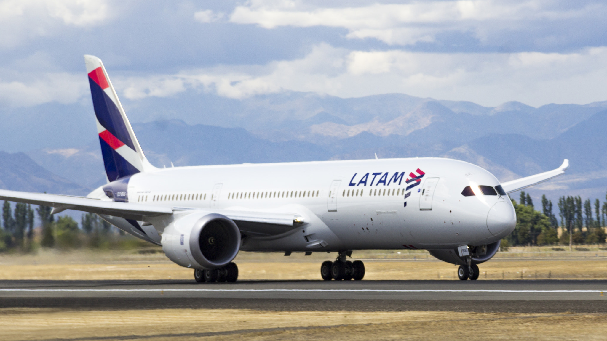 Canon EF-S 18-135mm F3.5-5.6 IS sample photo. Latam airlines | boeing 787-9 | santiago, scl photography