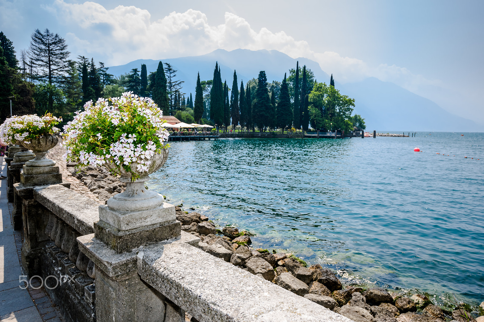 Sony Alpha DSLR-A900 + Sony Vario-Sonnar T* 16-35mm F2.8 ZA SSM sample photo. Nice view at the lake garda, northern italy photography