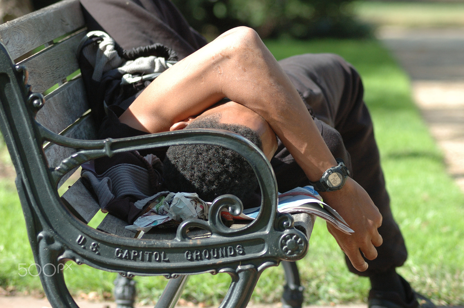 AF Zoom-Nikkor 70-300mm f/4-5.6D ED sample photo. Asleep on bench photography
