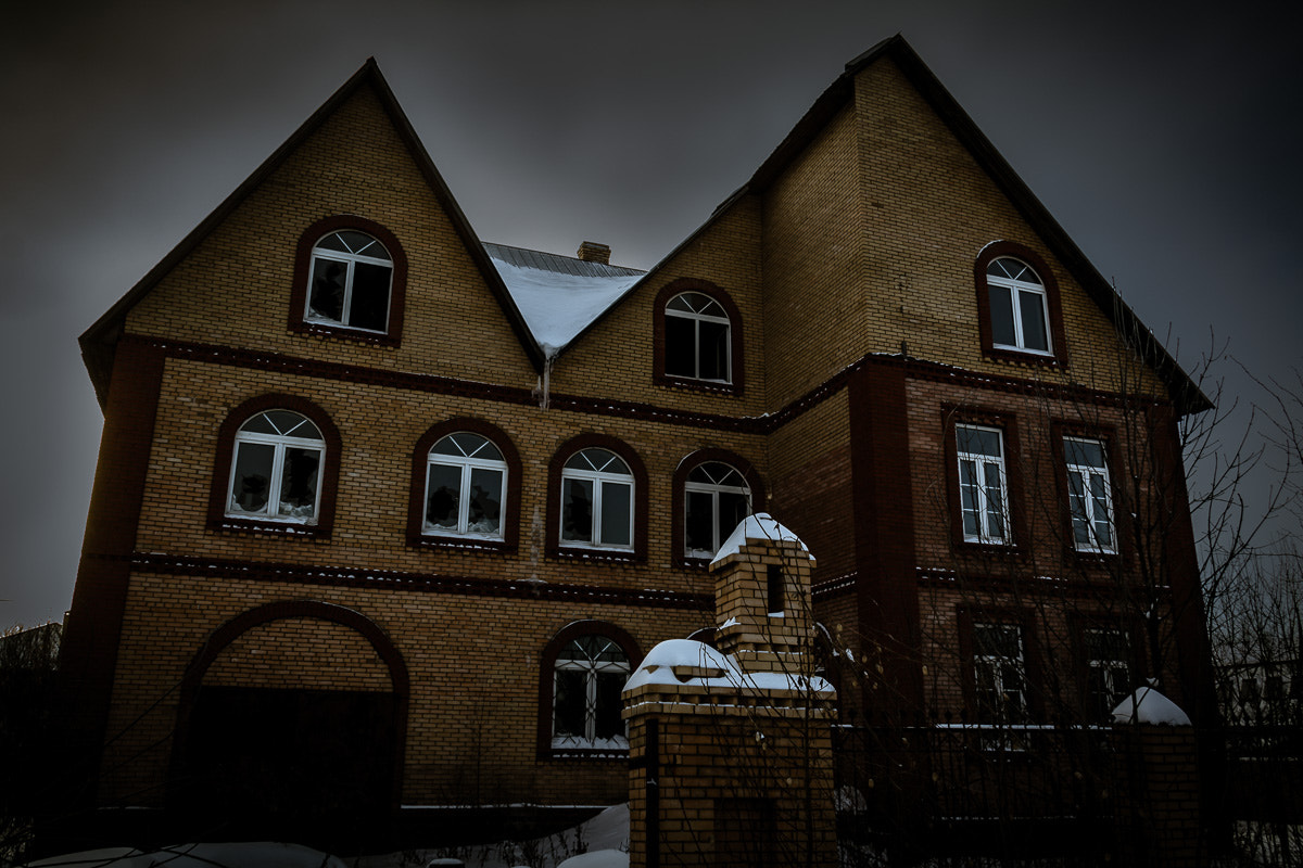 Canon EF-S 18-200mm F3.5-5.6 IS sample photo. Damned house photography