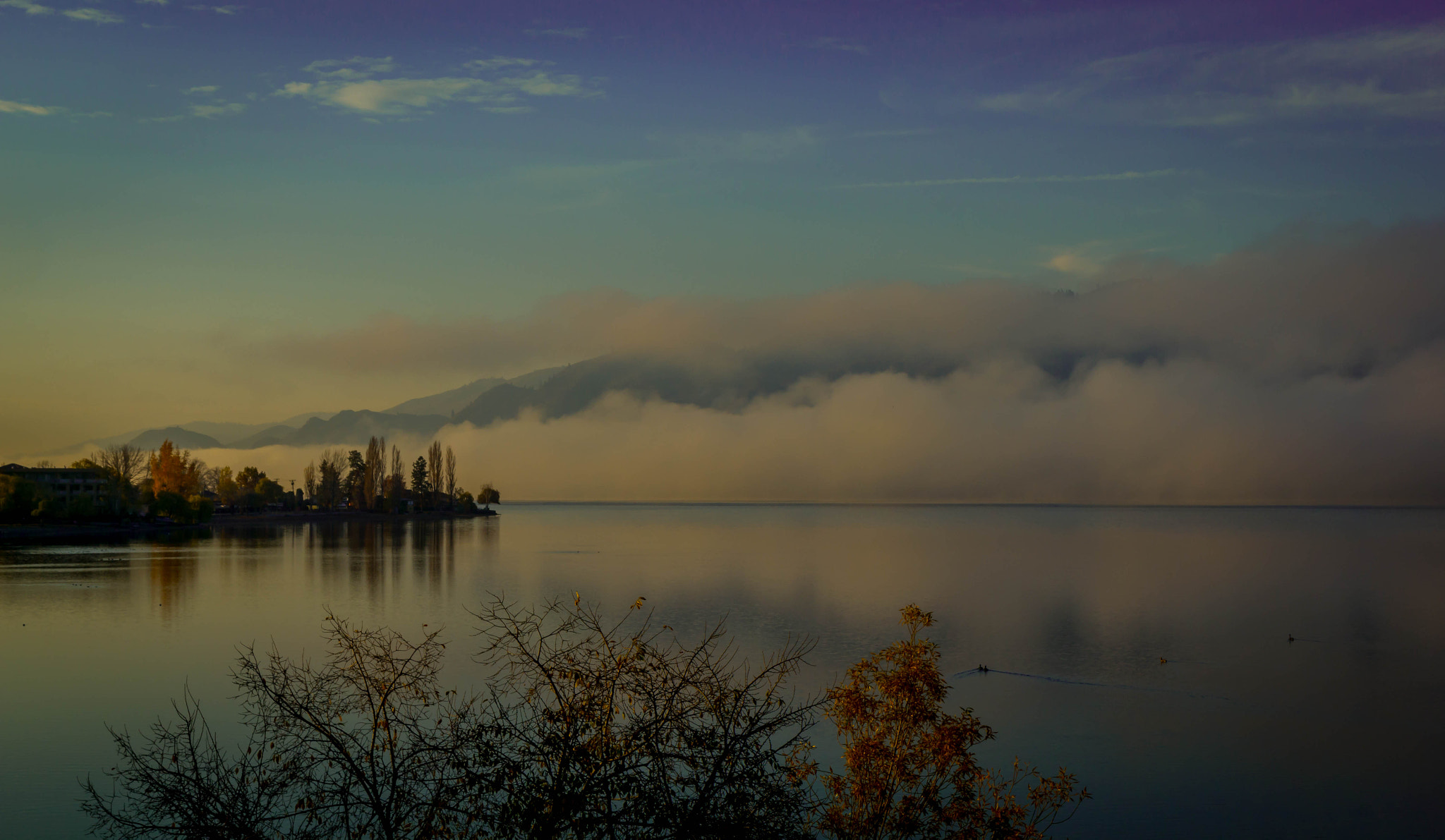 Canon EOS 550D (EOS Rebel T2i / EOS Kiss X4) sample photo. Clouds on water photography
