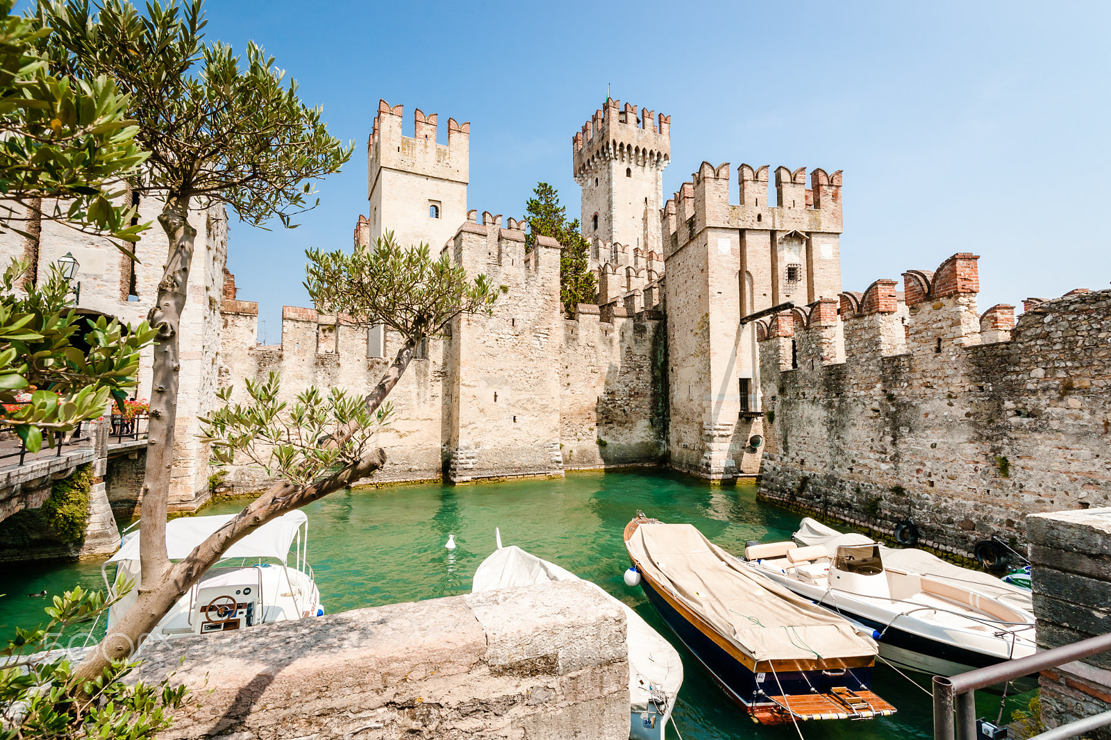 Sony Alpha DSLR-A900 + Sony Vario-Sonnar T* 16-35mm F2.8 ZA SSM sample photo. Old castle in the city sirmione at the lago di garda photography