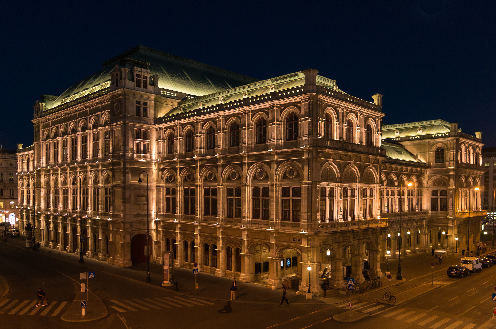 Sony E 10-18mm F4 OSS sample photo. Staatsoper i photography