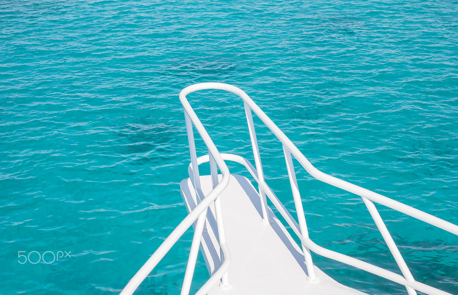 Canon EOS 500D (EOS Rebel T1i / EOS Kiss X3) + Canon EF 40mm F2.8 STM sample photo. Beautiful white yacht bow on water background photography