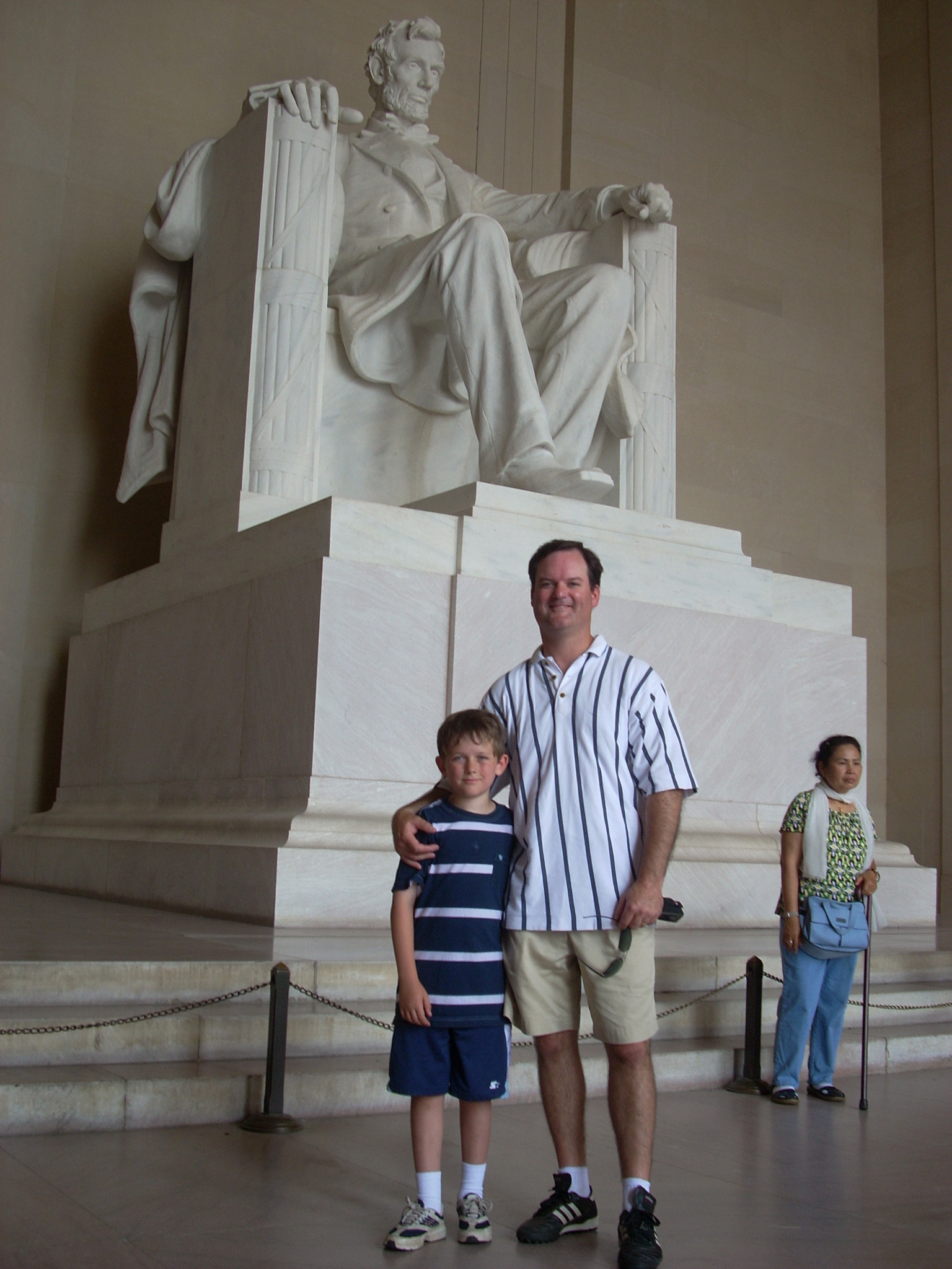 Nikon COOLPIX L11 sample photo. Mathew guttman, lincoln memorial photography