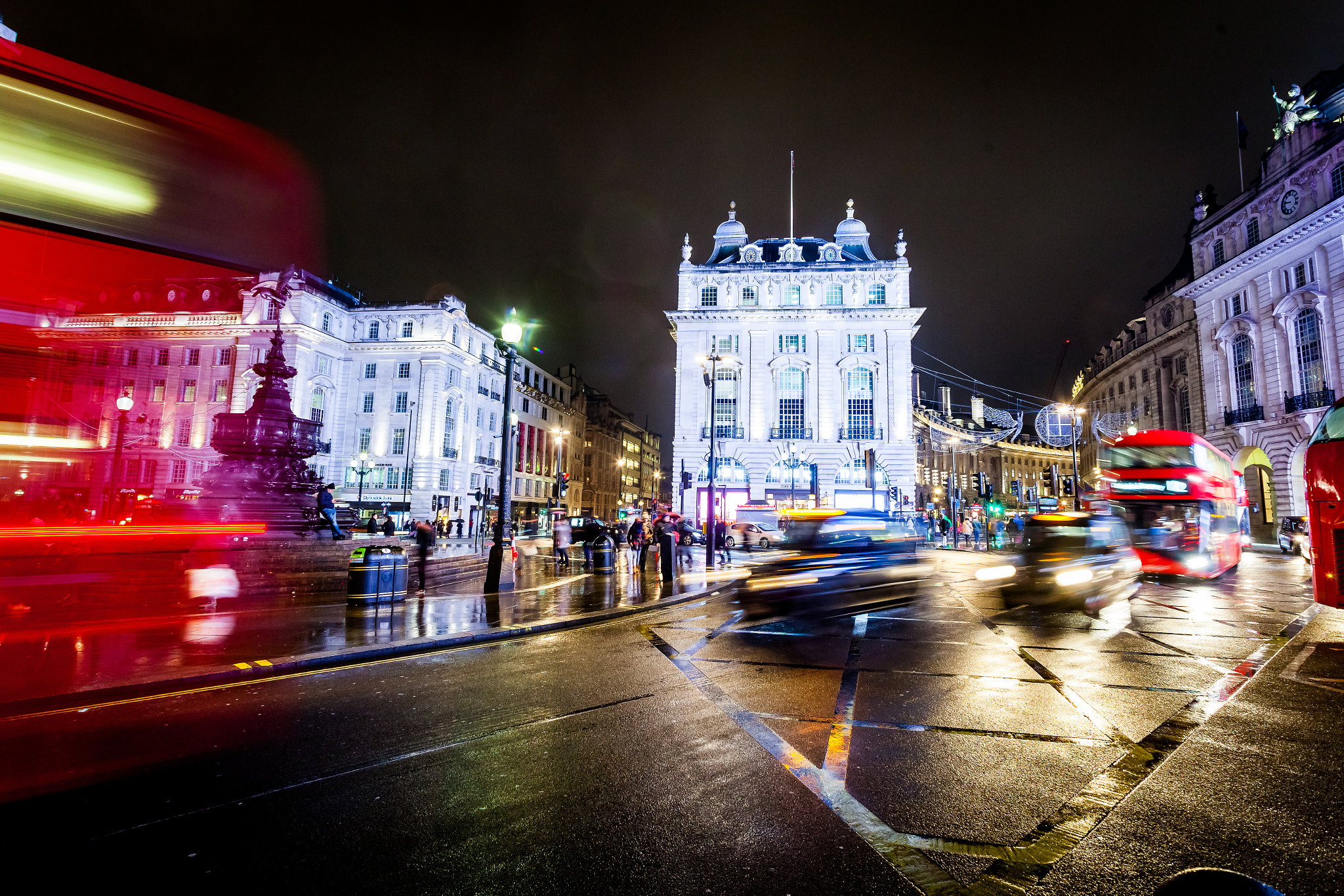 Sigma 17-35mm f/2.8-4 EX DG Aspherical HSM sample photo. Piccadilly circus at night photography