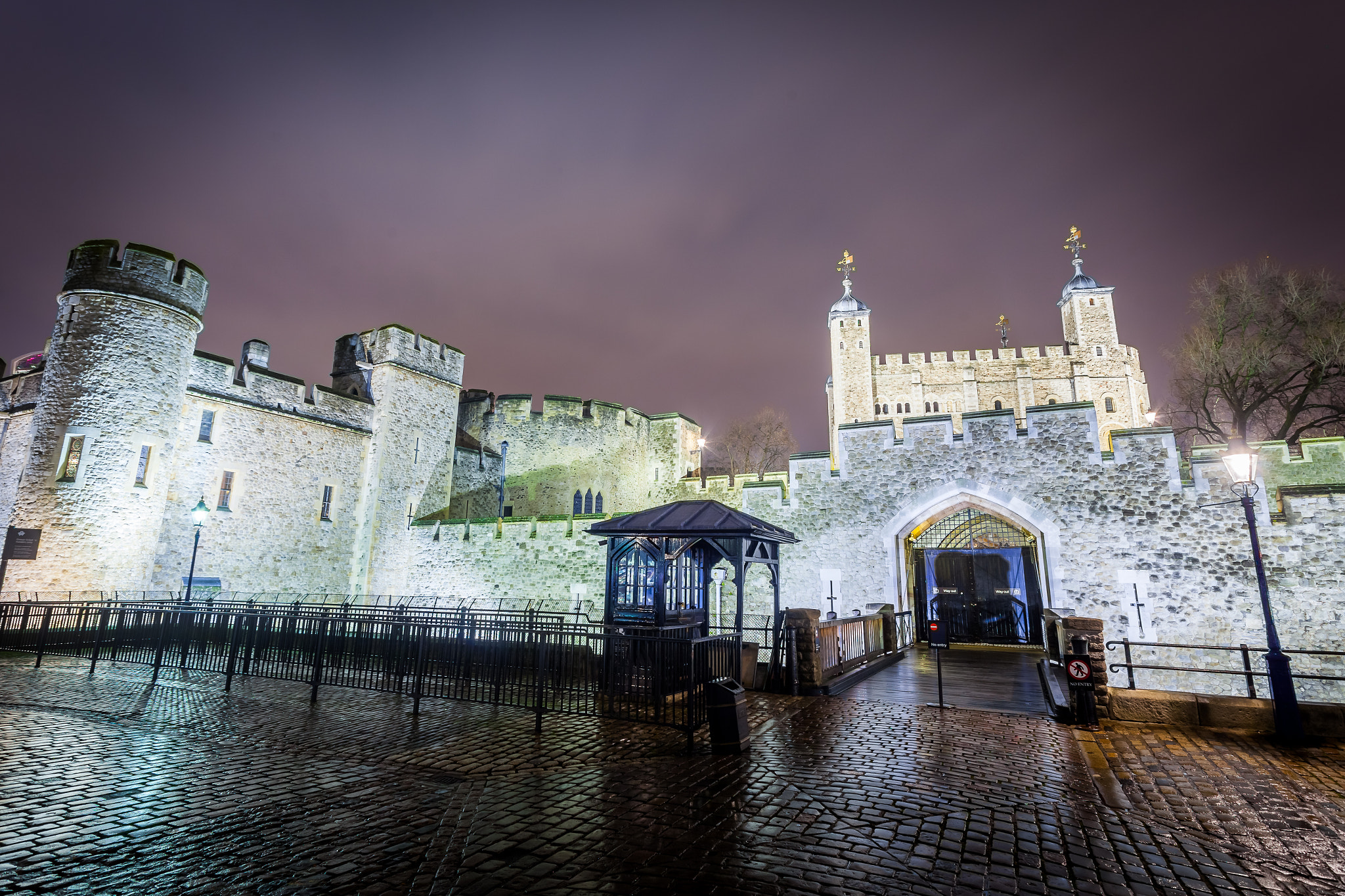 Canon EOS 5D Mark II sample photo. Tower of london by night photography