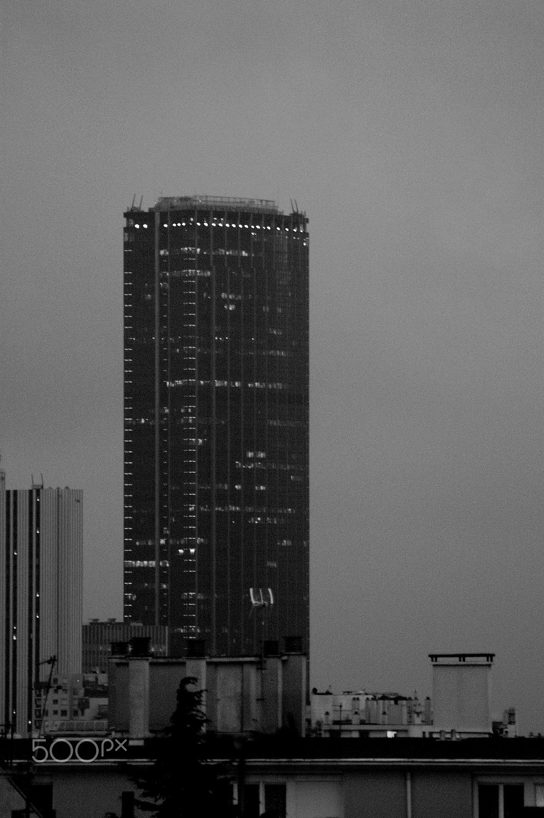 Canon EF 75-300mm f/4-5.6 USM sample photo. Montparnasse tower - paris photography
