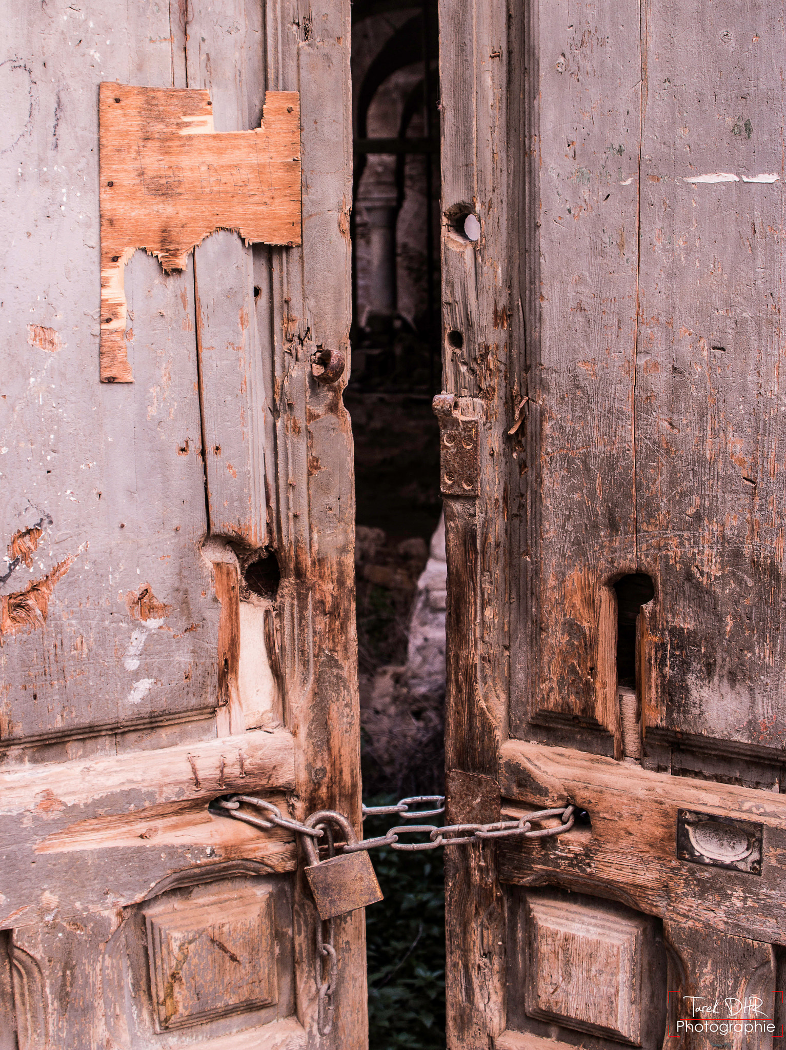 Canon EF 28-80mm f/3.5-5.6 USM sample photo. La porte close photography