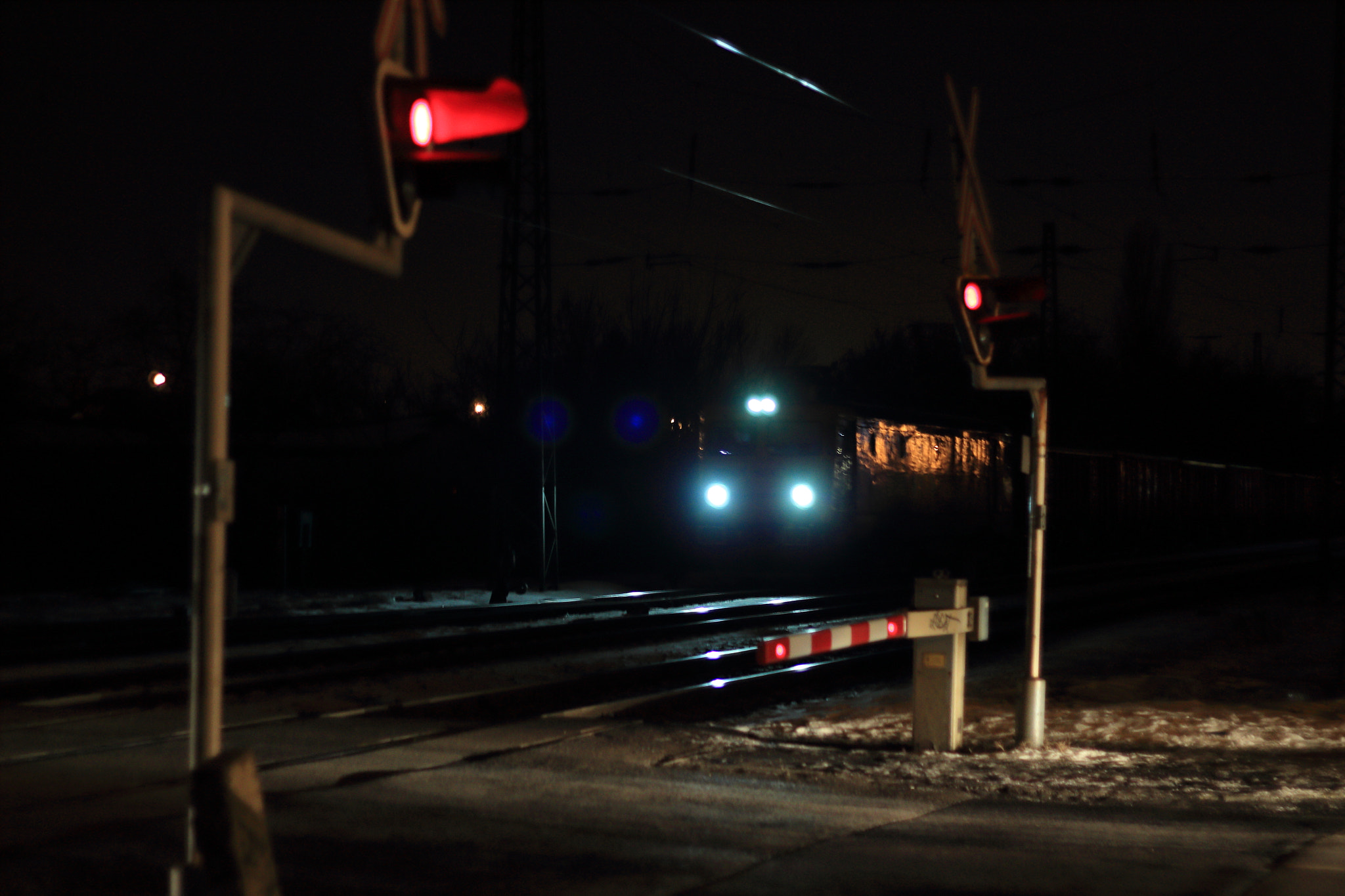 Canon EOS 1300D (EOS Rebel T6 / EOS Kiss X80) + Canon EF 50mm F1.8 II sample photo. Crossing gates photography