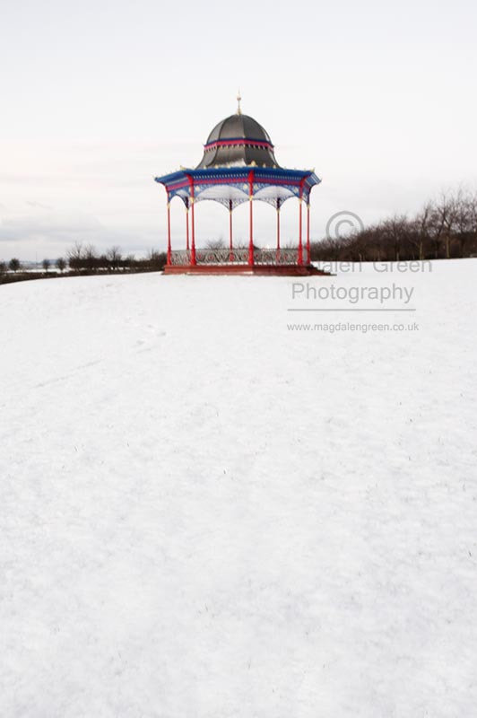 Nikon AF-S Nikkor 28-70mm F2.8 ED-IF sample photo. Refurbished magdalen green bandstand - simple and clean in a sea photography
