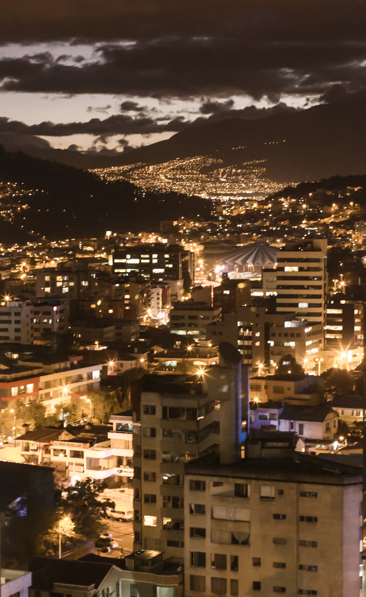 Canon EOS 550D (EOS Rebel T2i / EOS Kiss X4) + Canon EF 50mm F1.4 USM sample photo. Quito by night photography