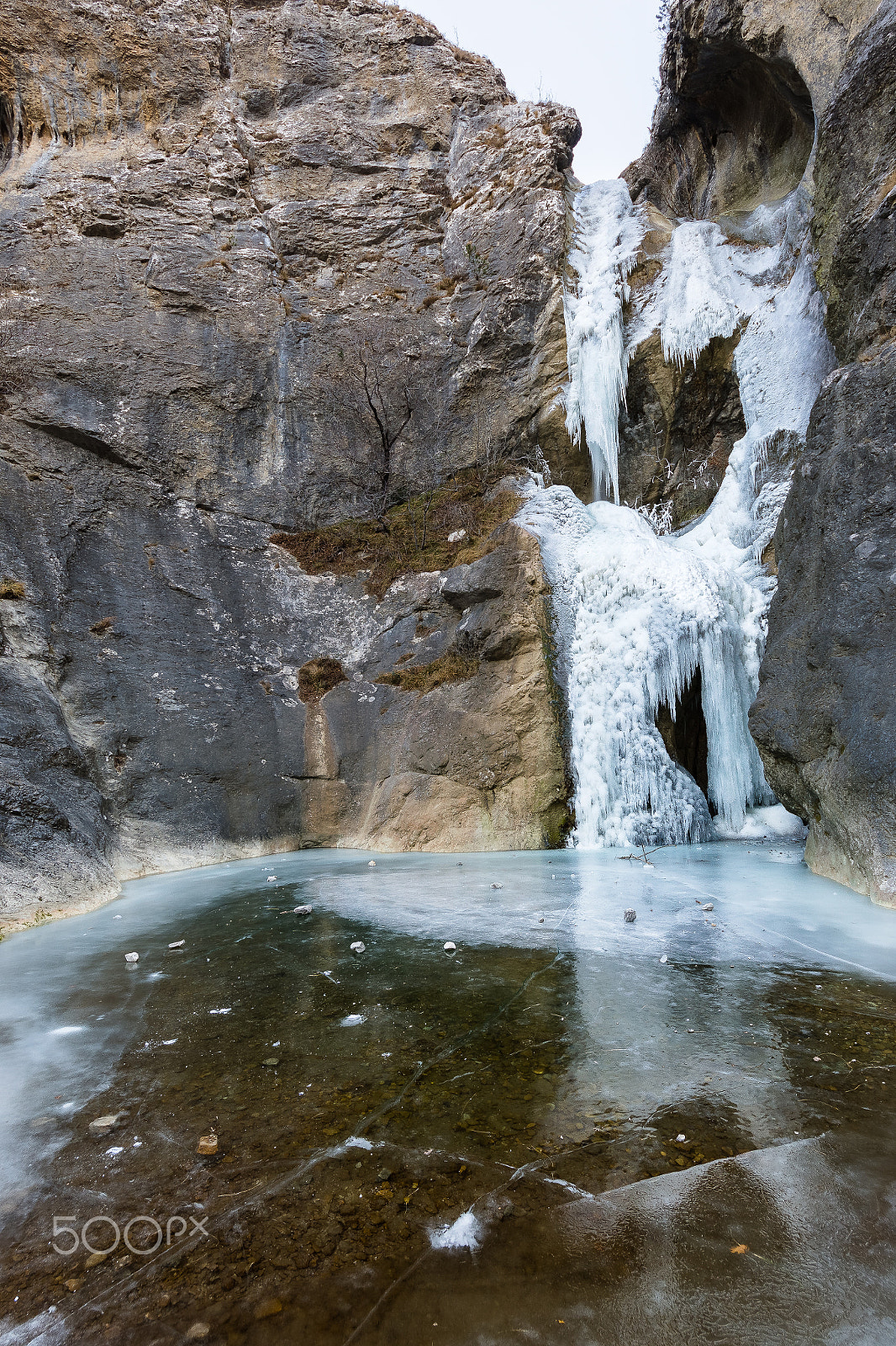 Canon EOS 700D (EOS Rebel T5i / EOS Kiss X7i) + Sigma 8-16mm F4.5-5.6 DC HSM sample photo. Frozen waterfall photography