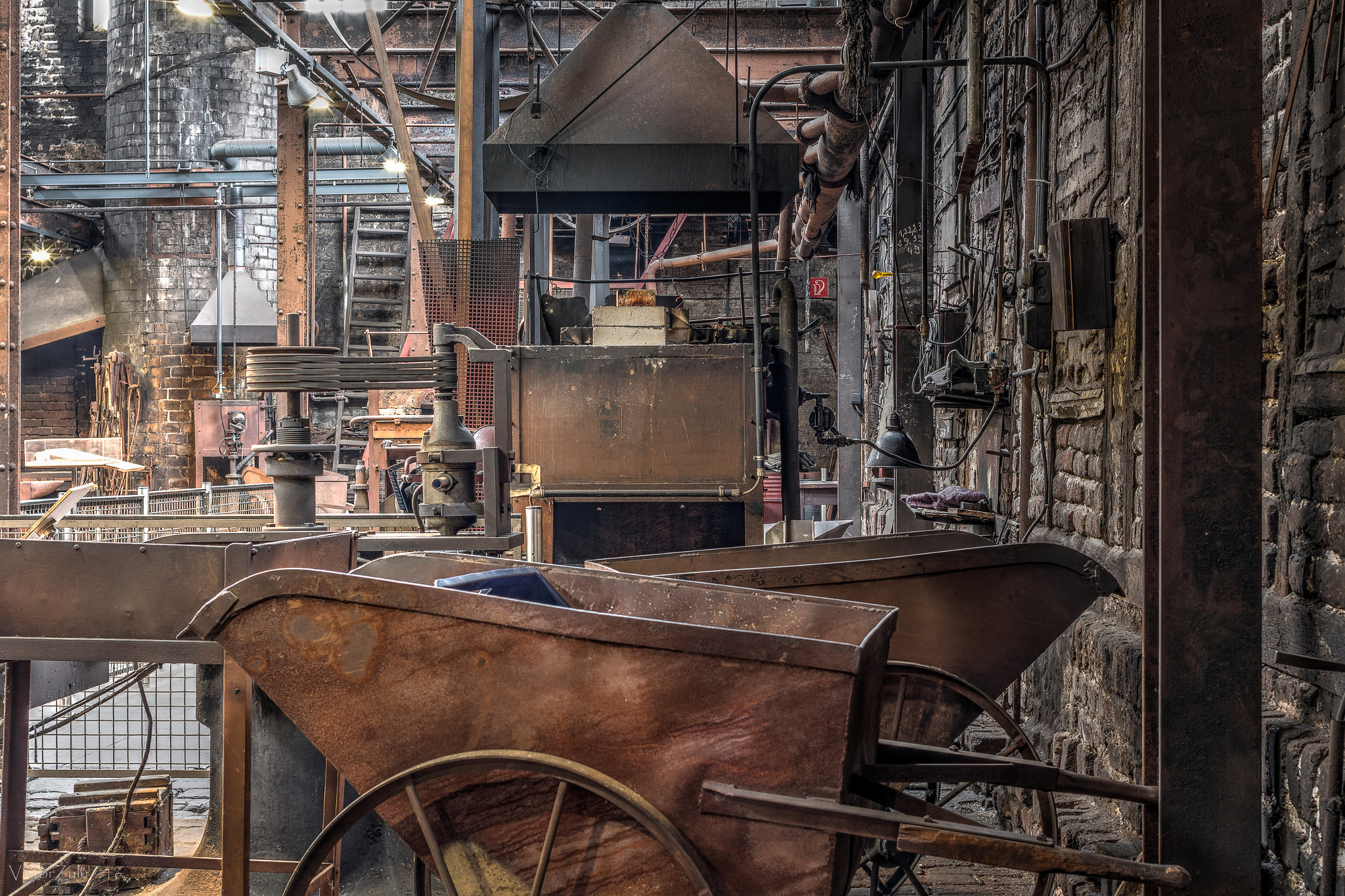 Canon EOS 70D + Canon EF 35mm F2 IS USM sample photo. Abandoned workplace photography